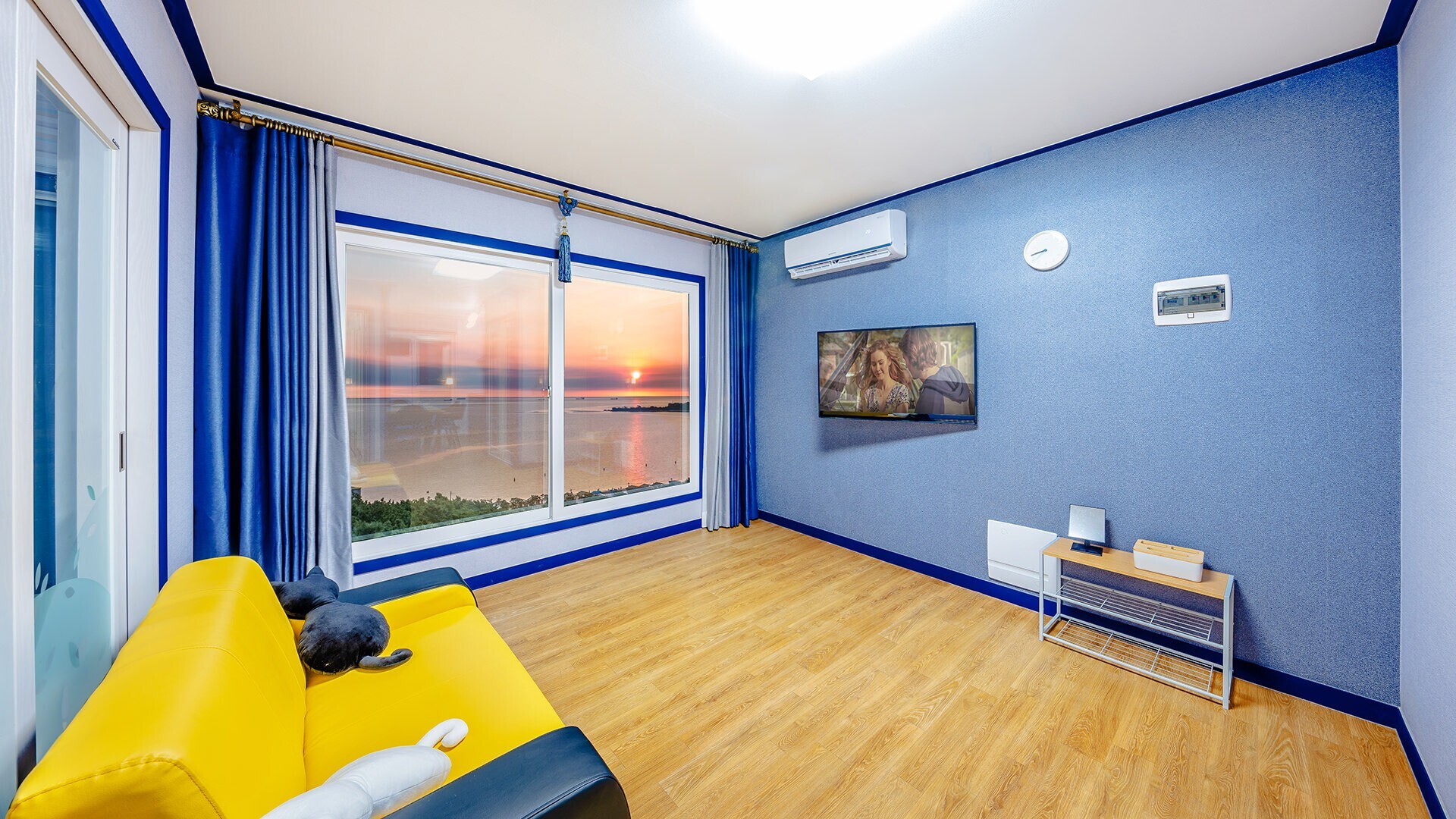Property Image 2 - Cozy Sea View Home with Natural Light 4 
