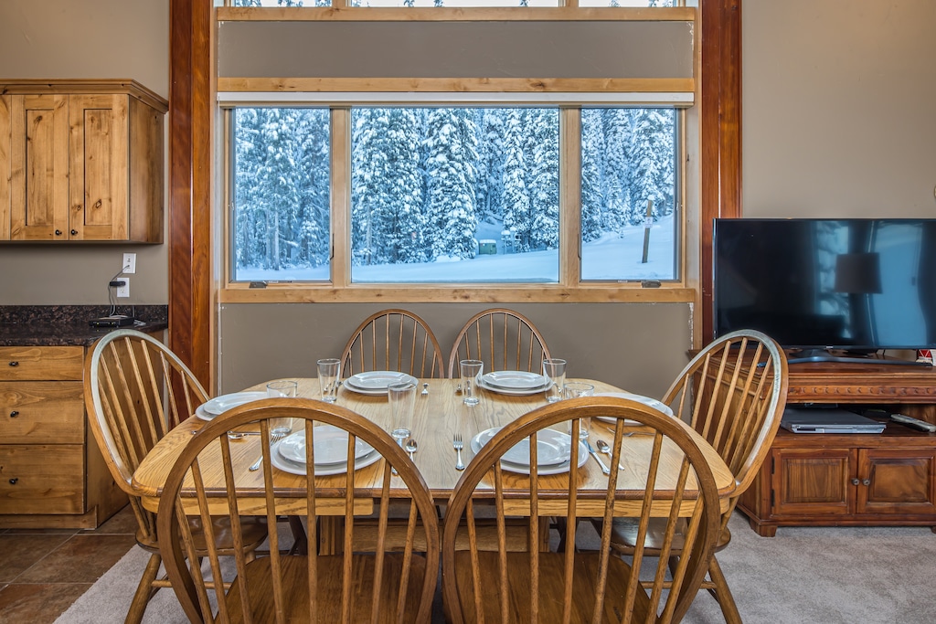 Gather round for a delicious dinner | Main Level