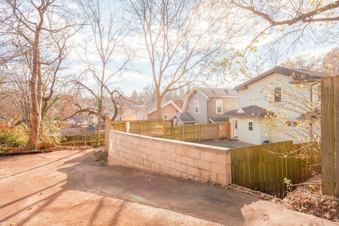 Mid-Century Modern 2B Bungalow w/Fenced Yard, Offstreet Parking, 10 min to DT