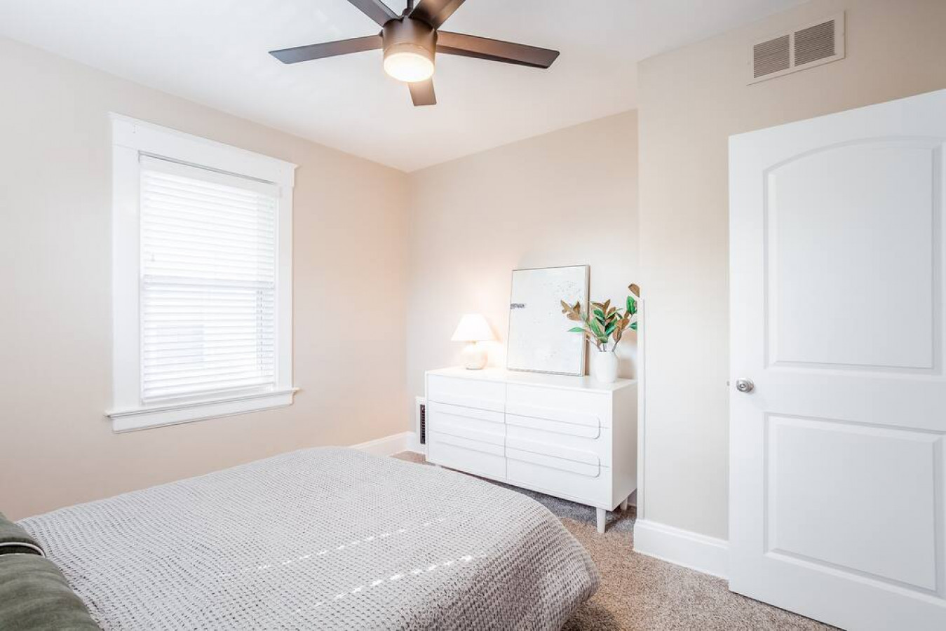 Juniper Hyde Park: 3B House Walk to HP Square, Wasson Trail