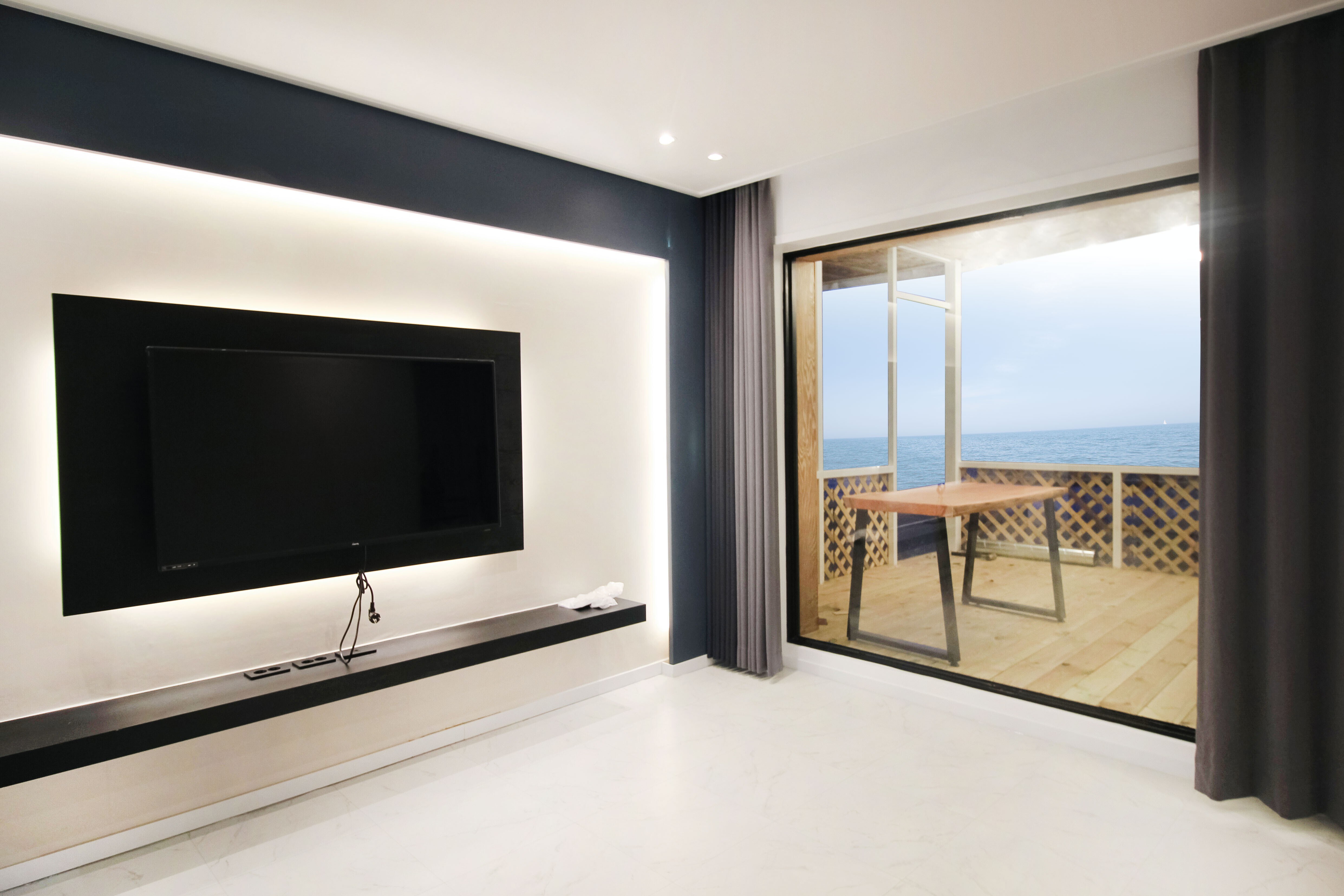 Property Image 2 - Fresh Cheerful Apartment with Ocean Views 3 