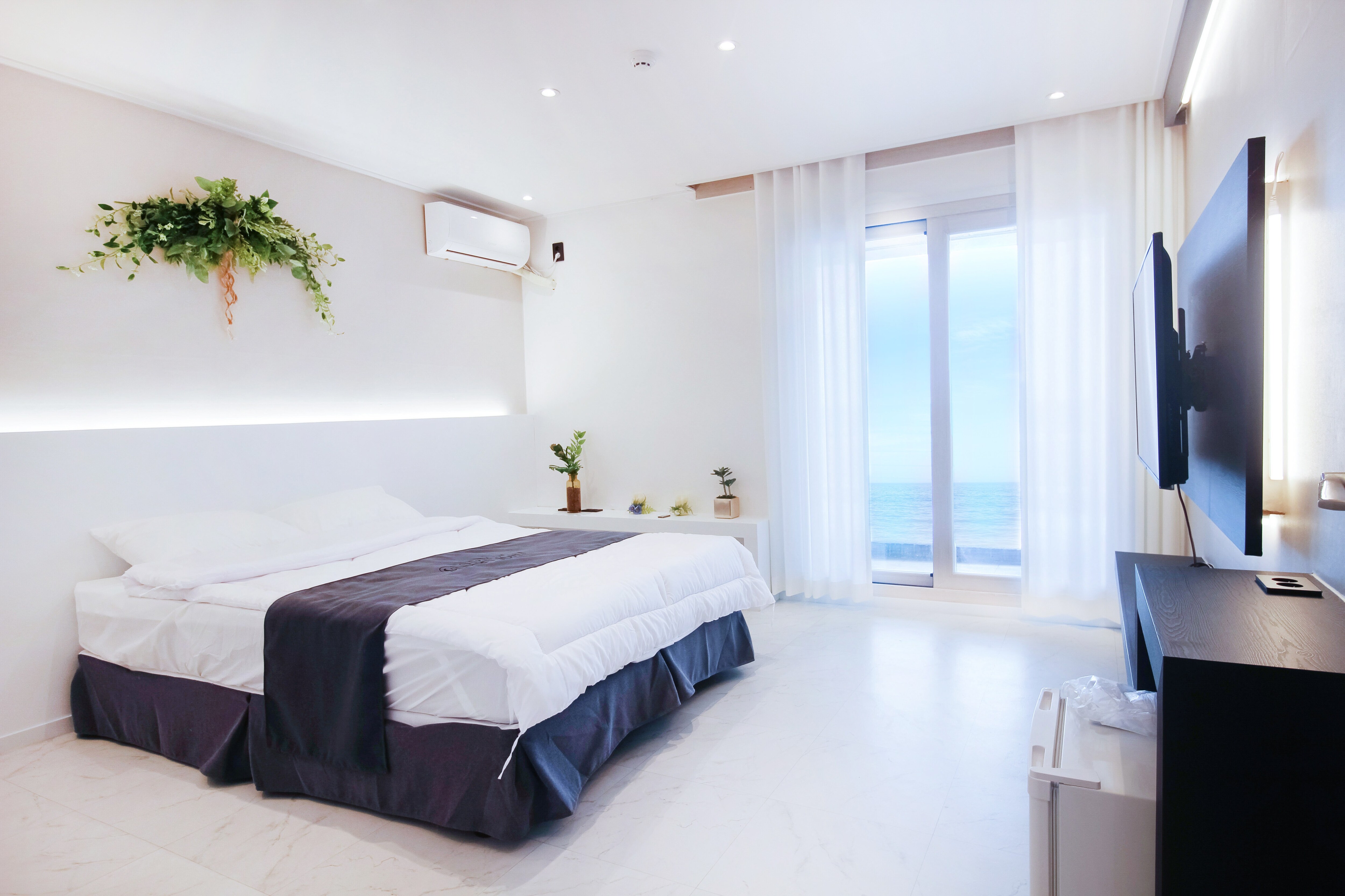 Property Image 1 - Fresh Cheerful Apartment with Ocean Views 3 