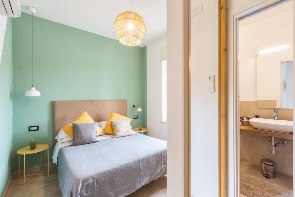 Bedroom - Deluxe Queen Sized Bed OR 2 Single Beds, TV, AC, Wi-Fi, Wardrobe, Safe, Minibar and En-Suite Bathroom with Shower