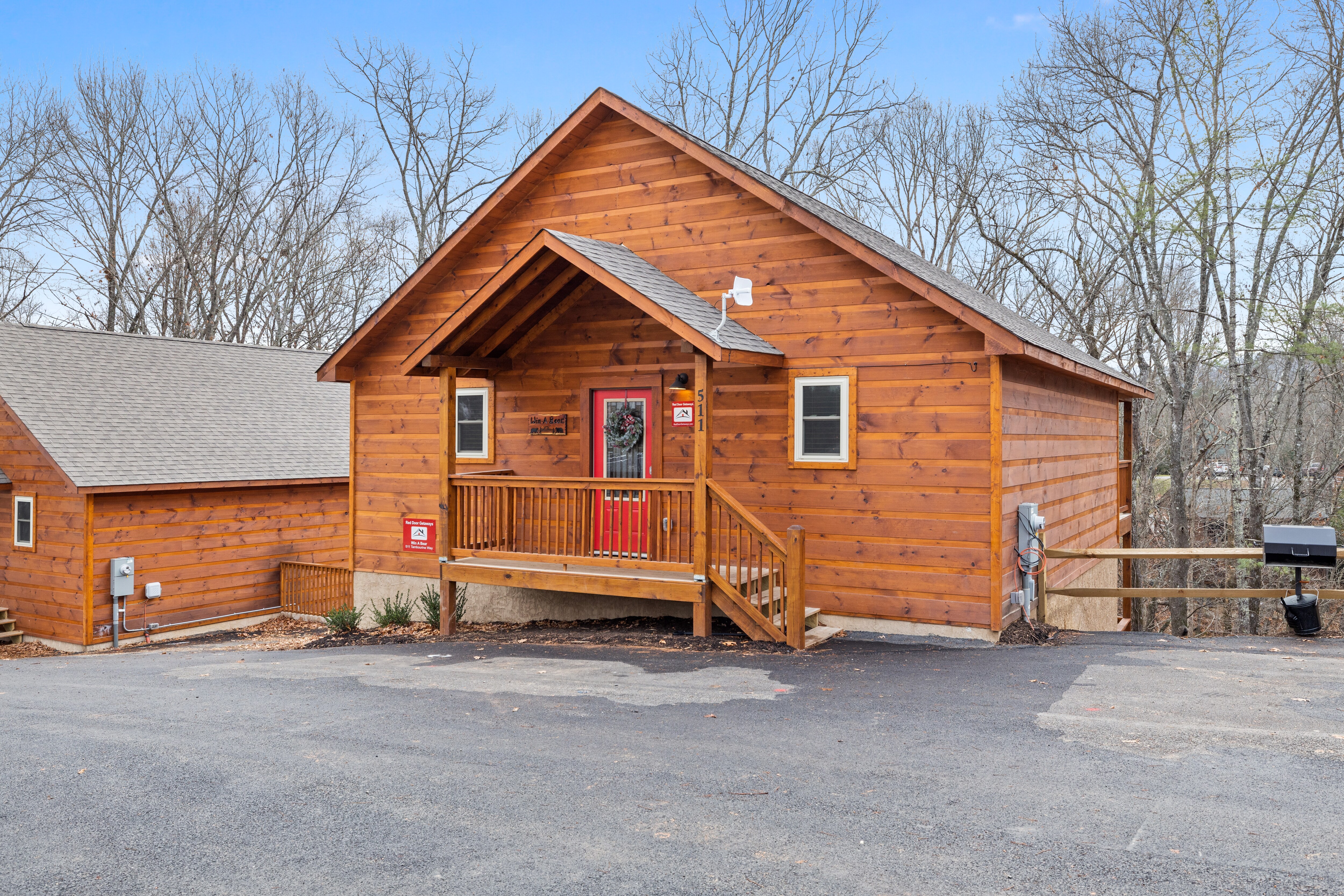 Property Image 1 - LOCATION!! 2 Bed/2.5 Bath brand new log cabin located less than a mile from the Pigeon Forge strip!!