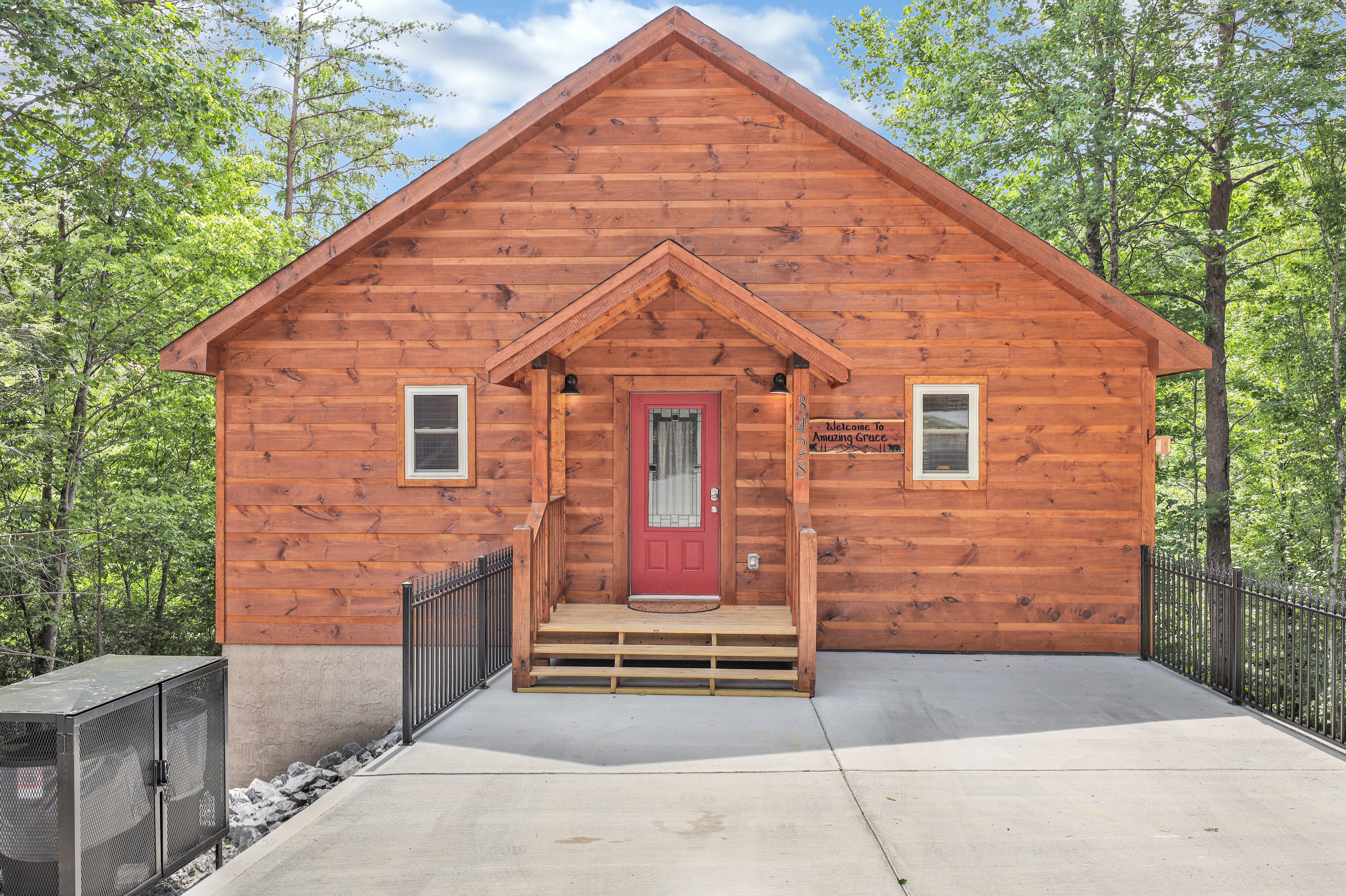 Property Image 2 - LOCATION!! 2 Bed/2.5 Bath brand new log cabin located one mile from the heart of Pigeon Forge!