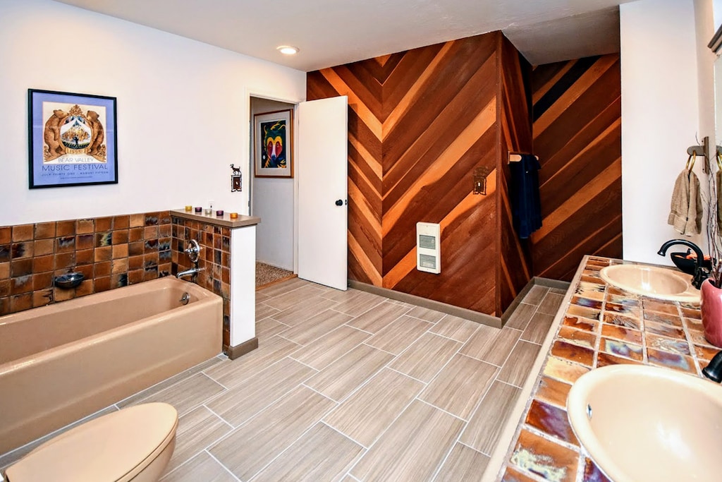 Bathroom 1 (Primary, Main Floor)