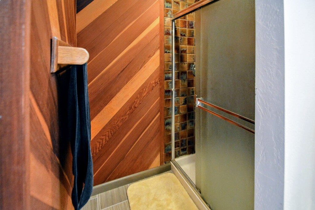 Bathroom 1 (Primary, Main Floor)