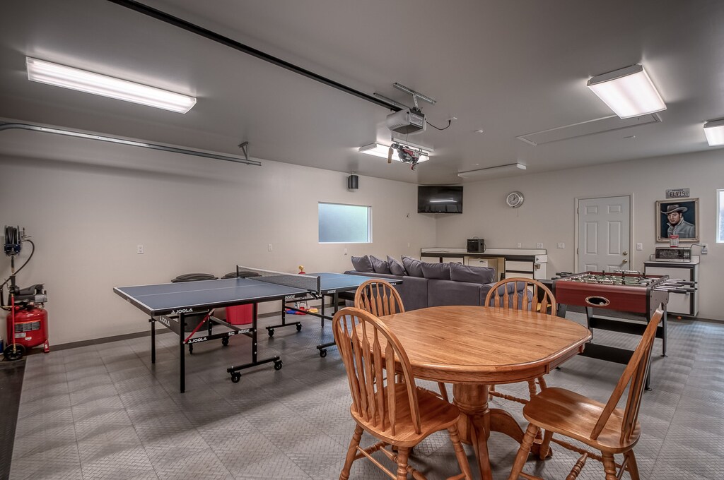 Arnold-Shwartzencabin_24