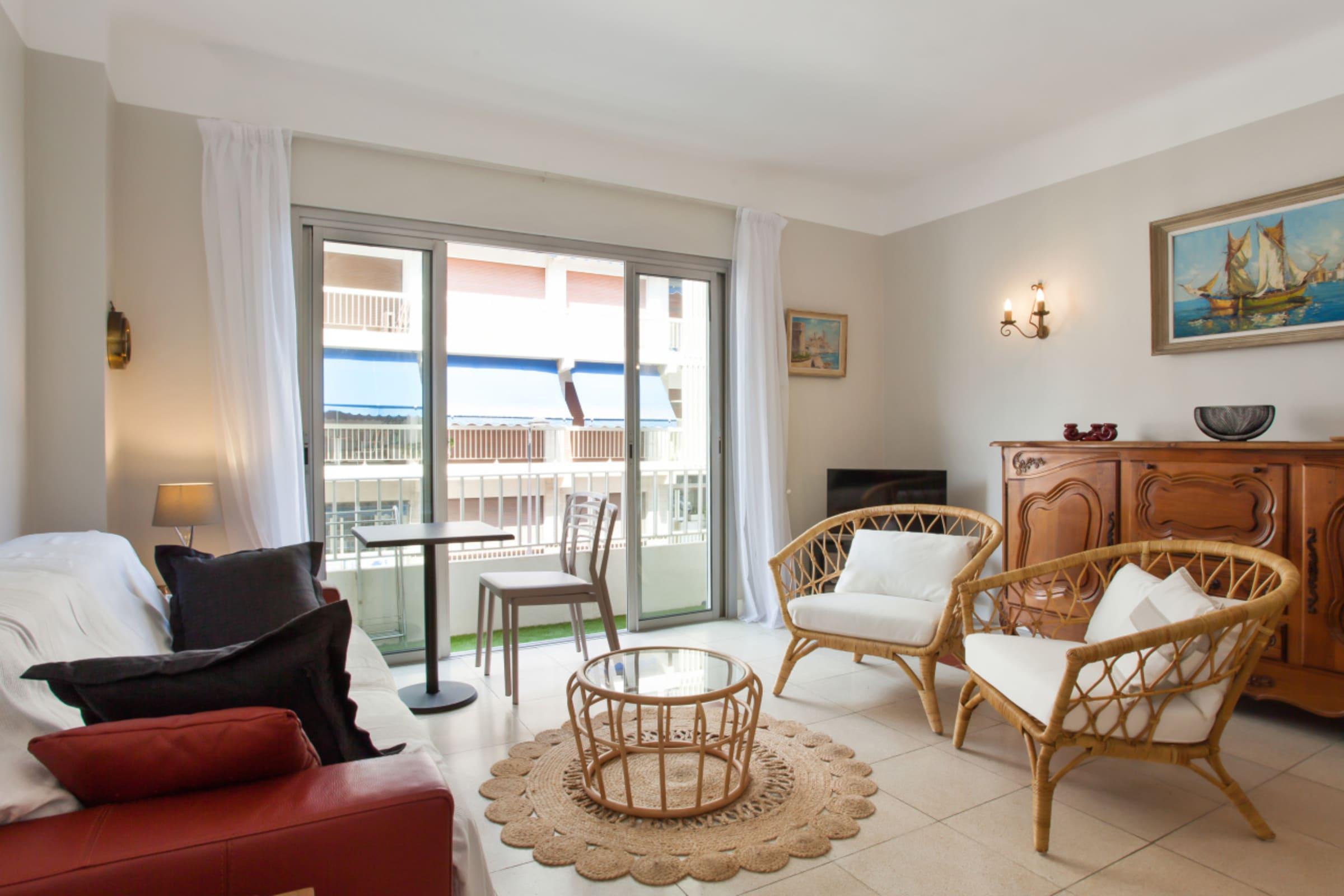 Property Image 2 - Spacious apartment with balcony a few steps from Old Antibes