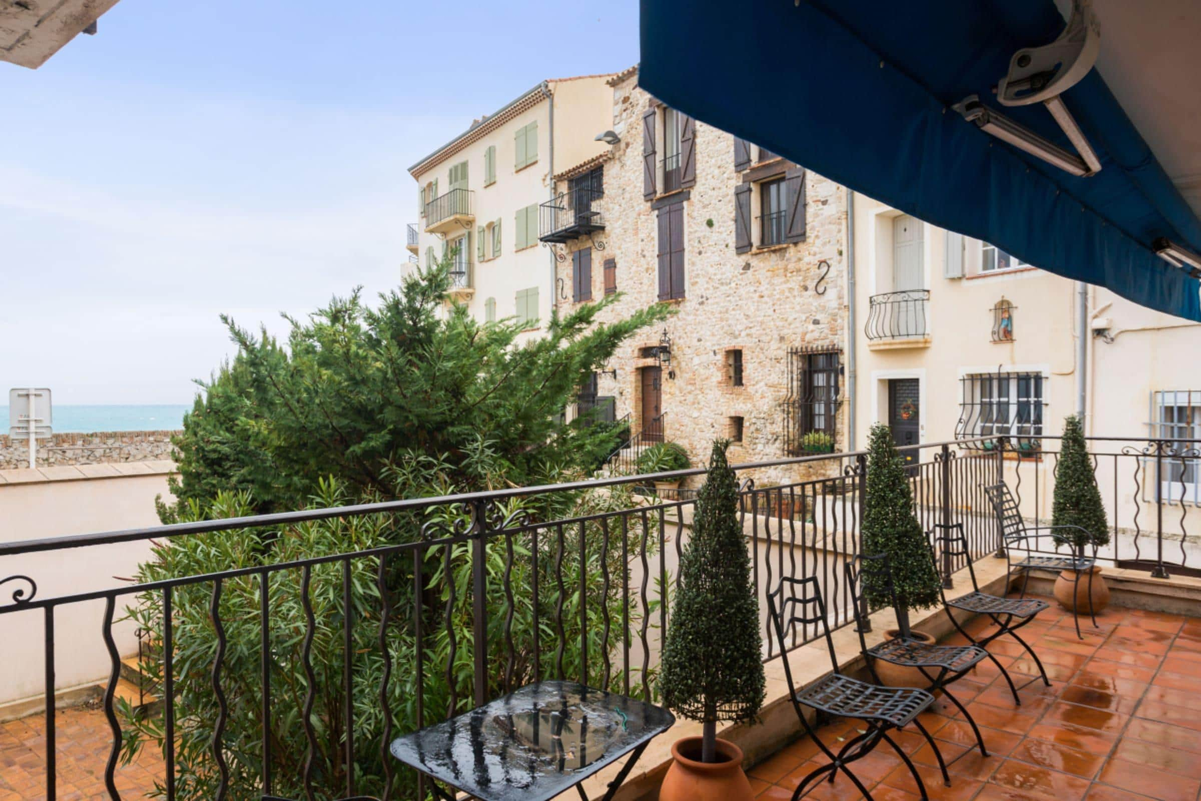 Property Image 2 - Large 2* flat w/ terrace in front of the sea in Antibes Old City