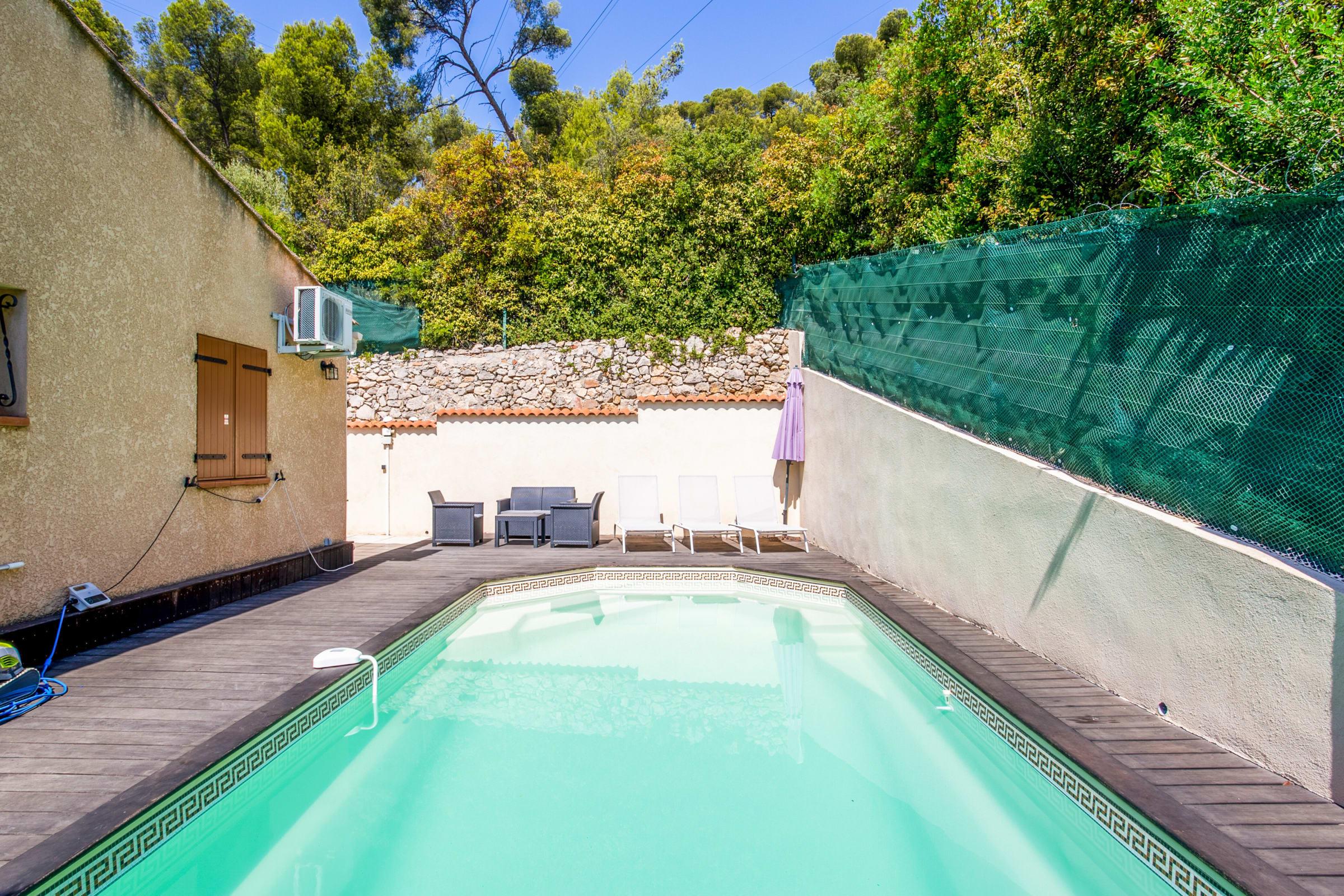 Property Image 2 - Wonderful typical southern villa with pool and a yard - Toulon