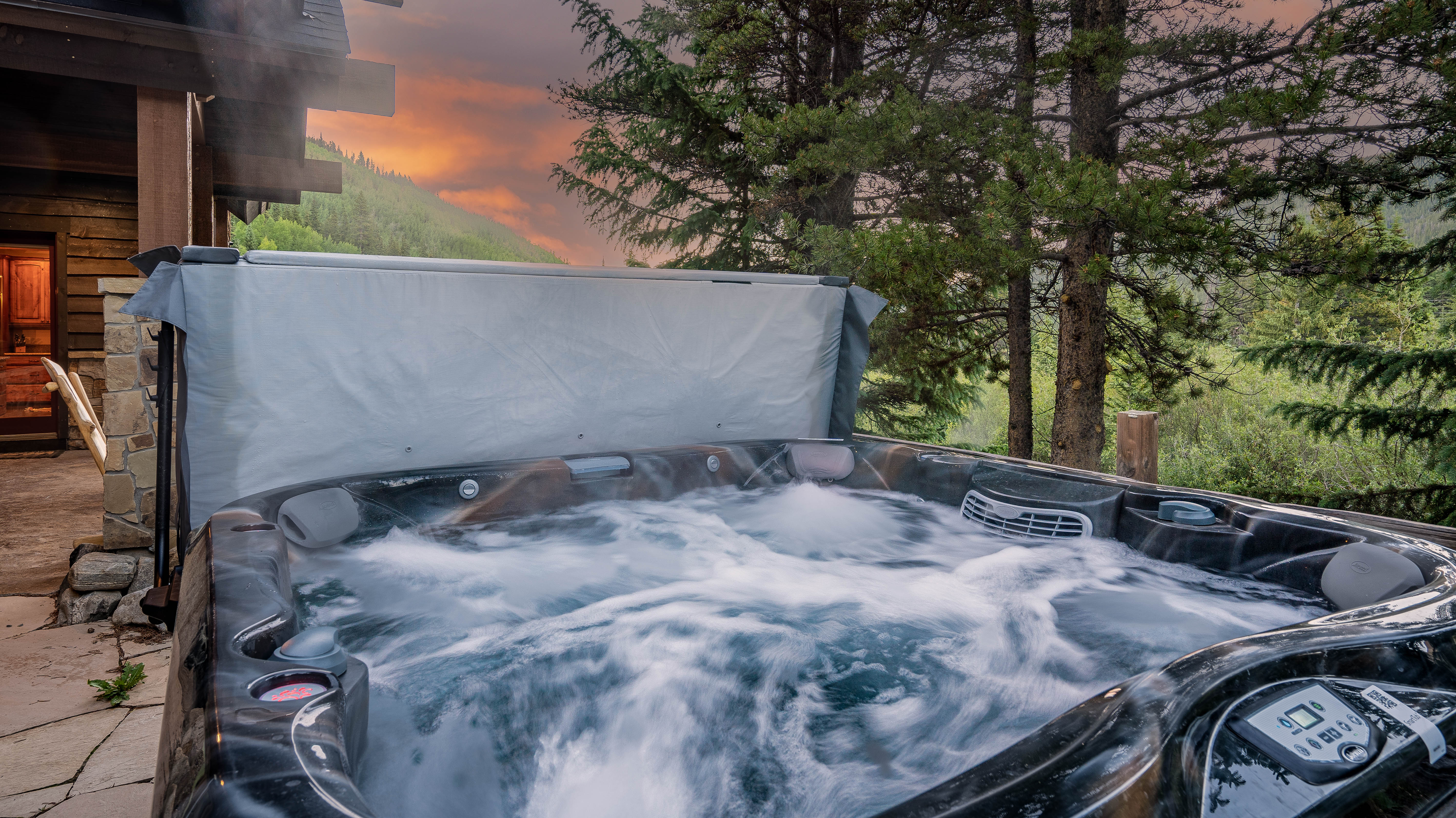Luxurious private hot tub just a few steps away