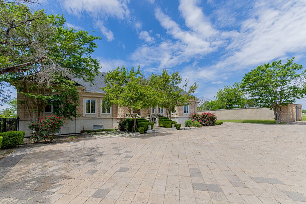 Driveway - Walker Luxury Vacation Rentals