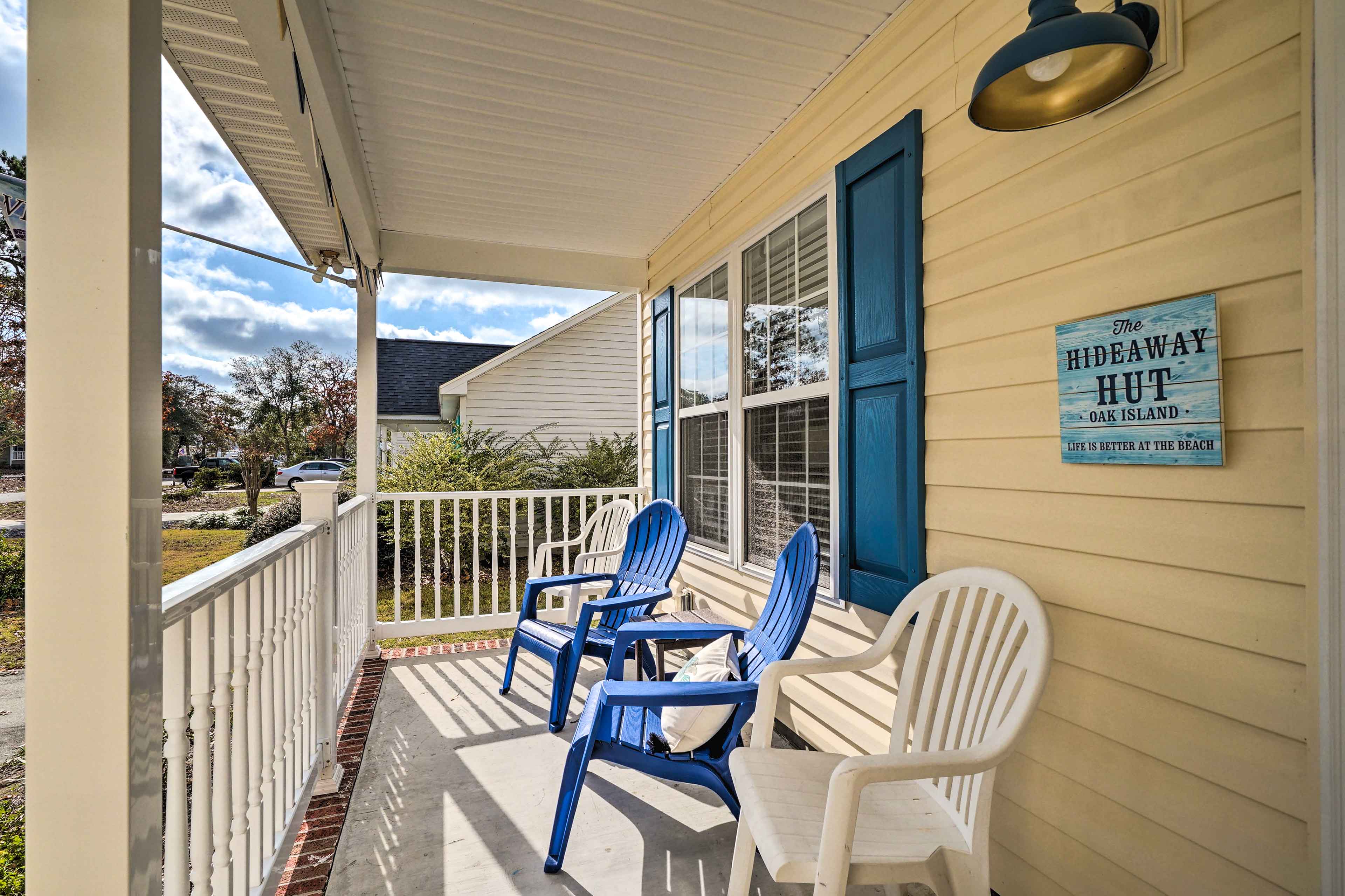 Oak Island Hideaway Hut ~ 1 Mi to Long Beach!