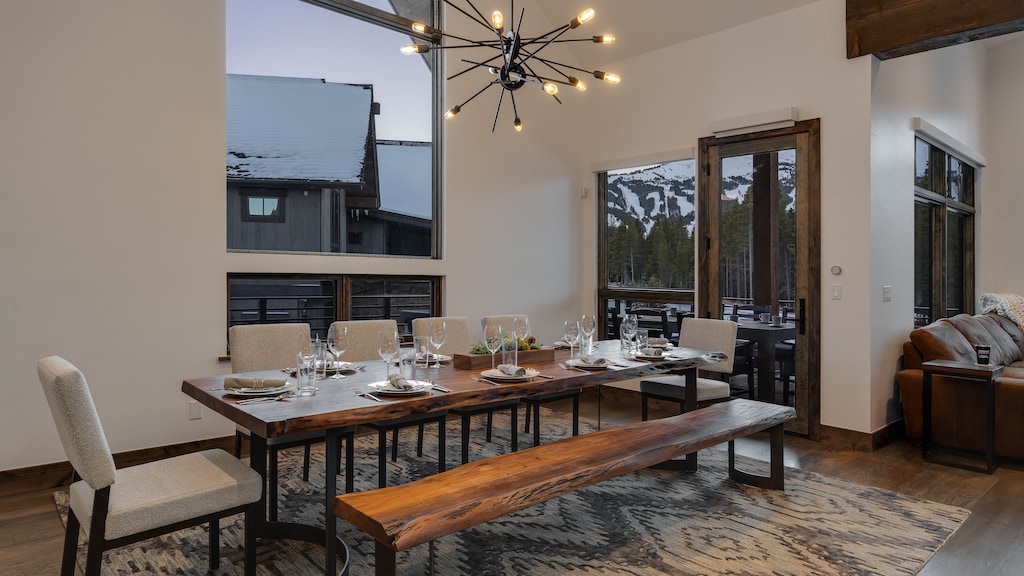 Dining room seats up to 10