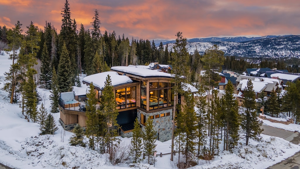 The Bear's Den aerial