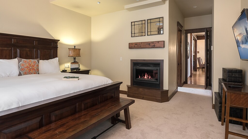 Primary suite, main level