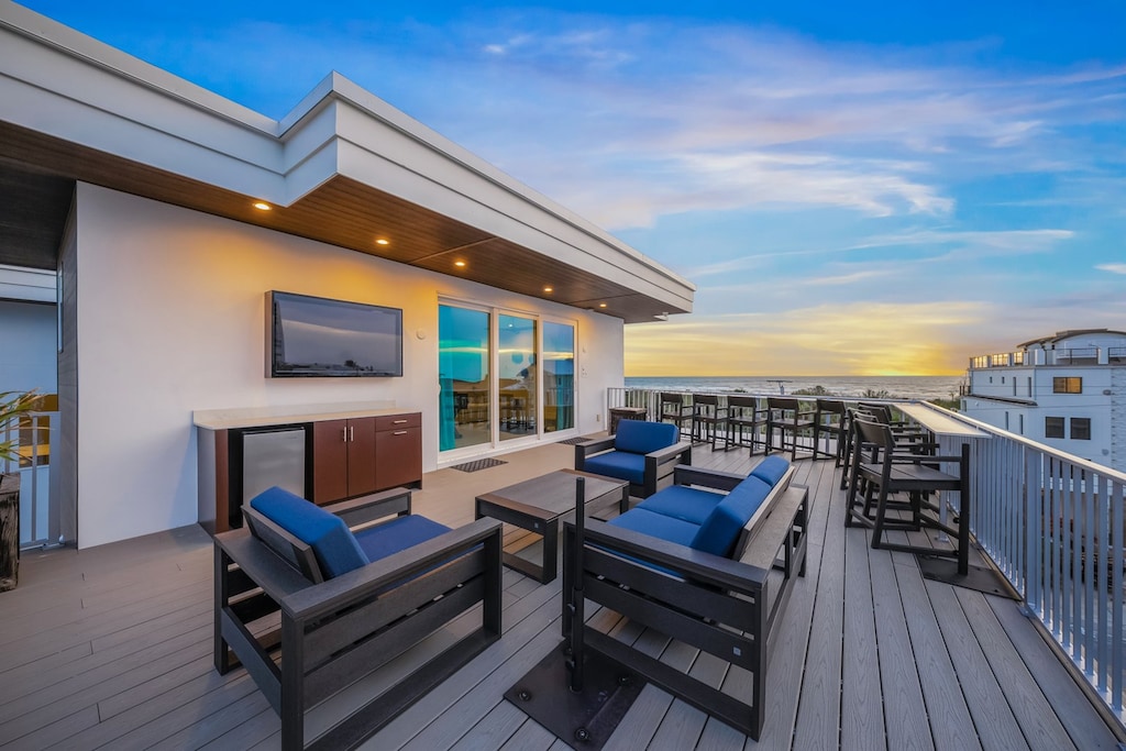 Twilight - Rooftop - Lounge Area - HD TV - High-Top Chairs - Gulf Views