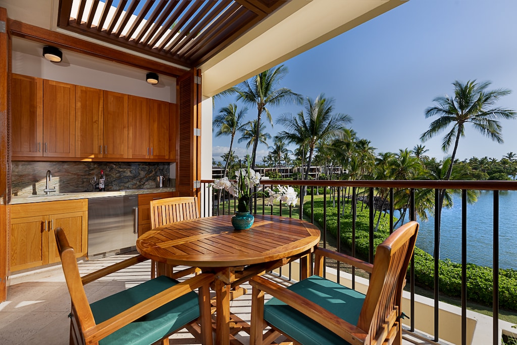 Enjoy al fresco dining on your private lanai with views of swaying palms and the Pacific horizon.