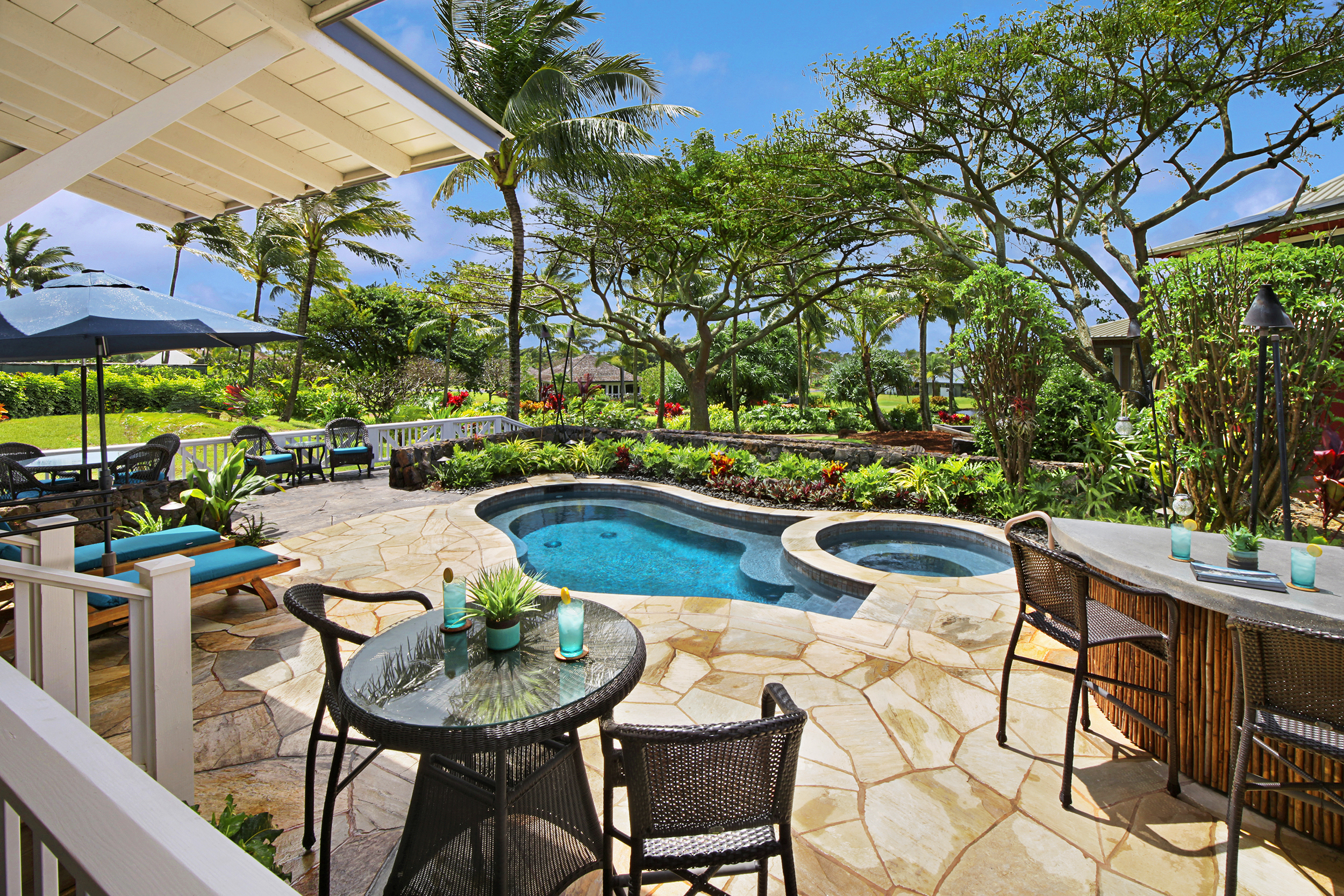 Lanai with ample seating