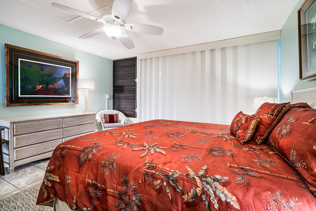 Spacious eastern king bed.