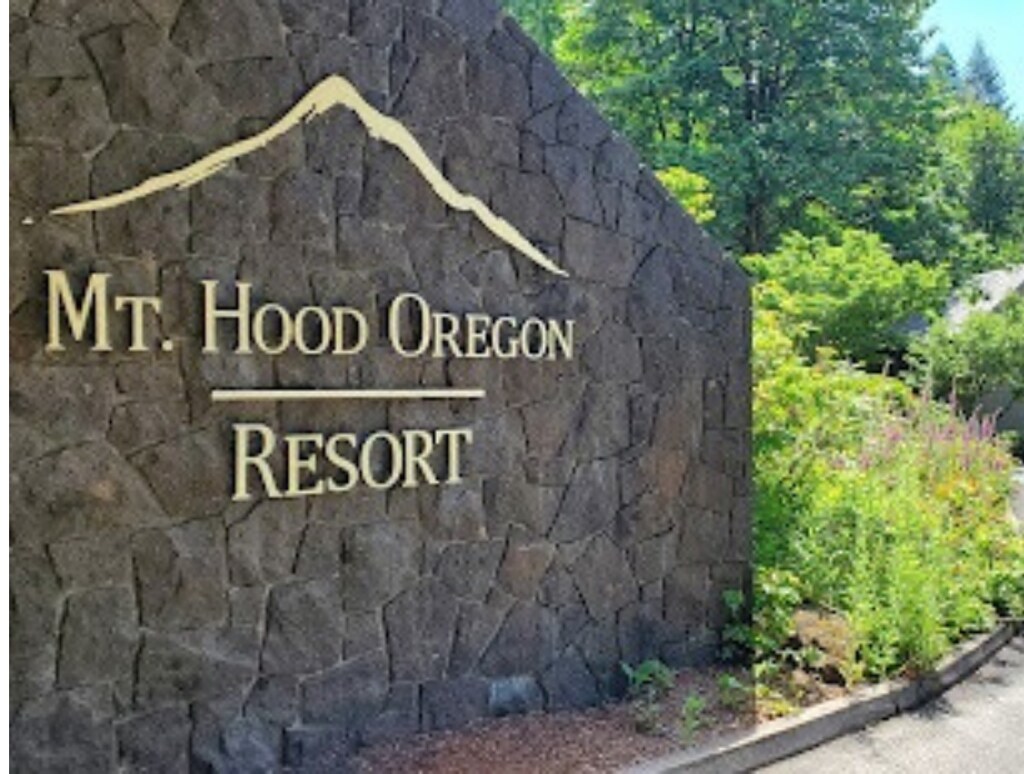 Guests have access to nearby Mt. Hood Oregon Resort's community pool