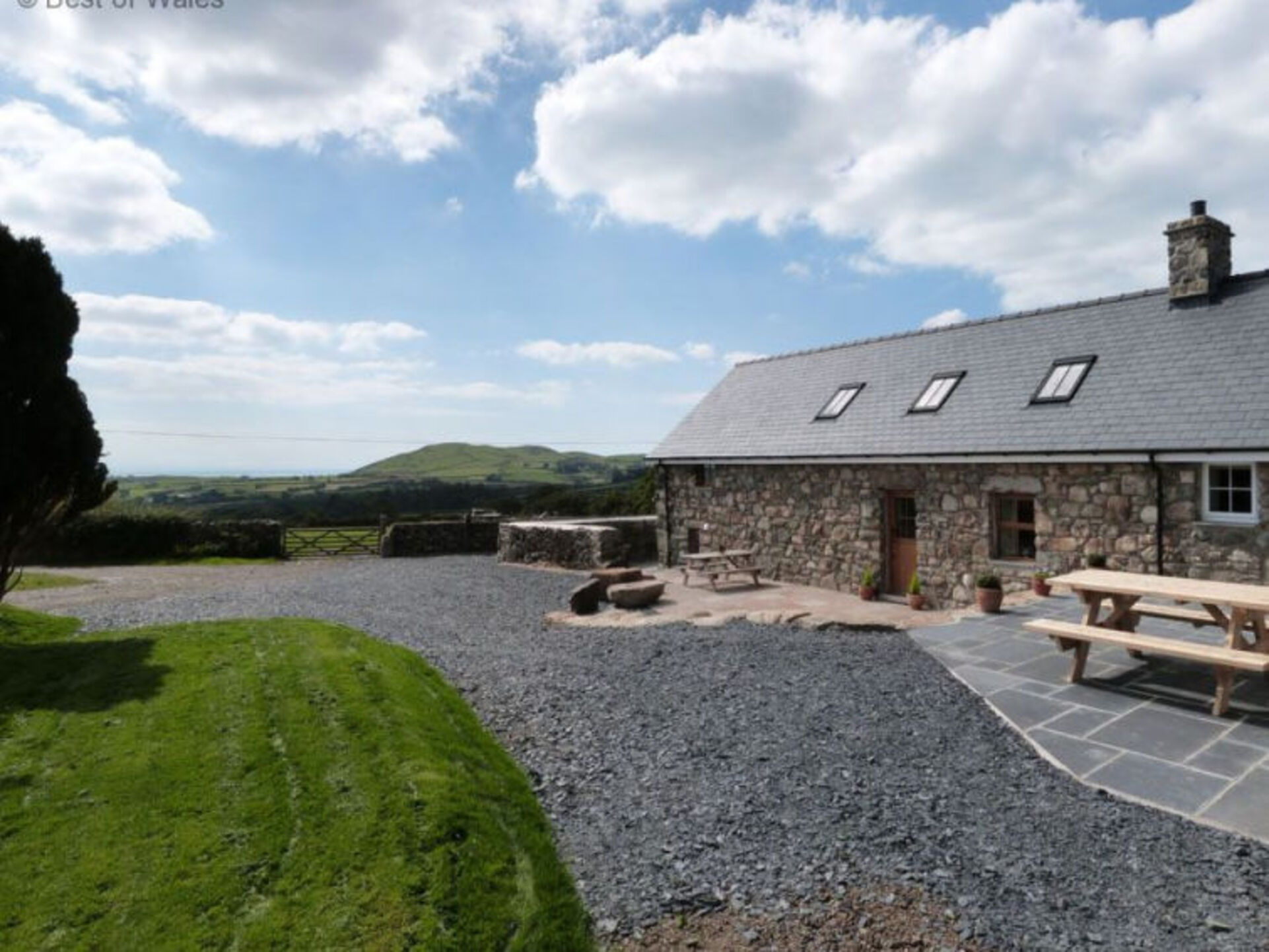 Property Image 1 - Rent Your Own Luxury Villa with 3 Bedrooms, Wales Villa 1037