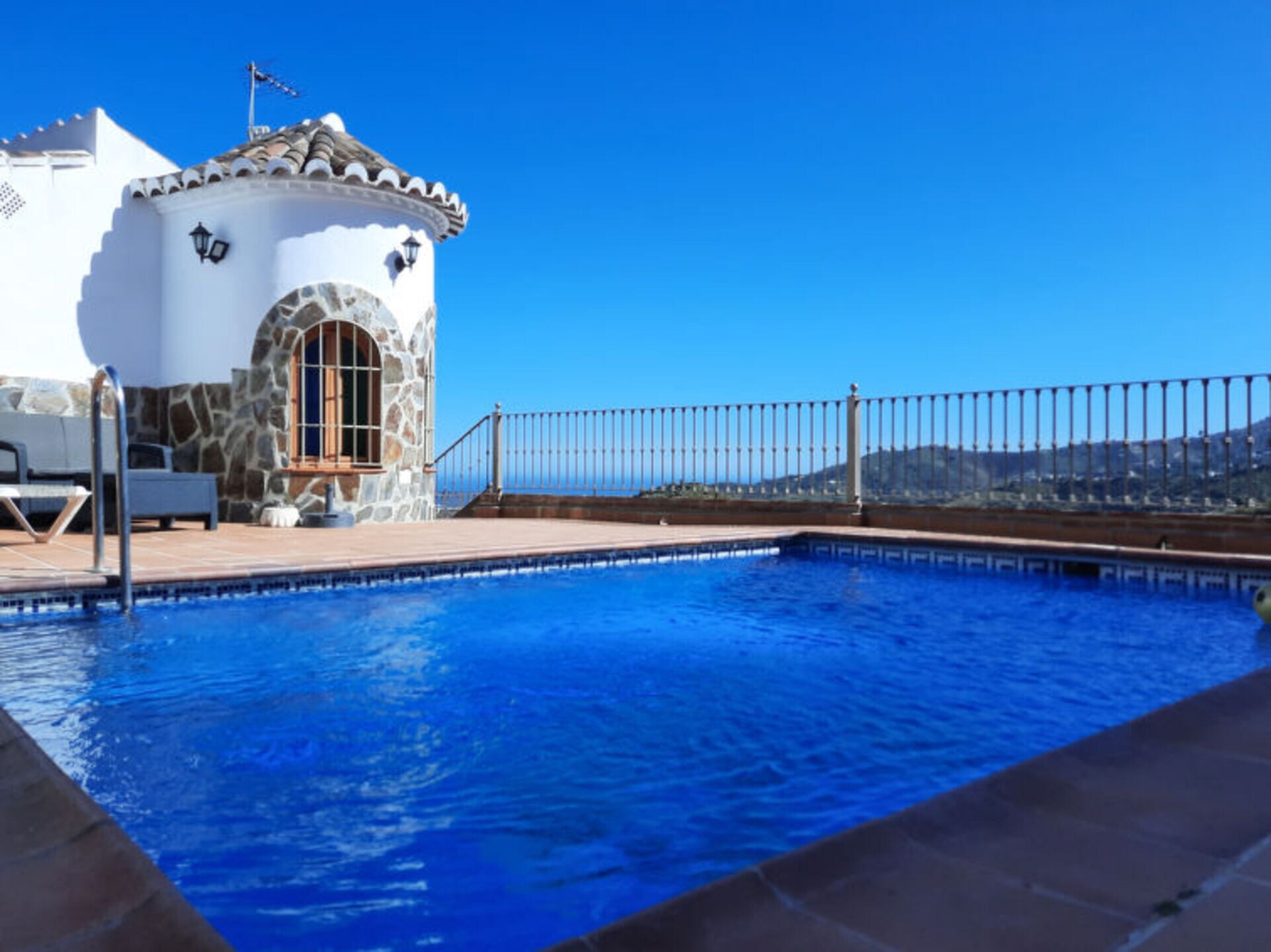 Rent Your Own Luxury Villa with 2 Bedrooms, Costa del Sol Villa 1143