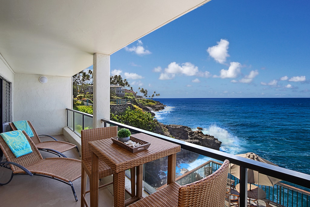 Sip your morning coffee or evening cocktail on the lanai while waves crash dramatically below.