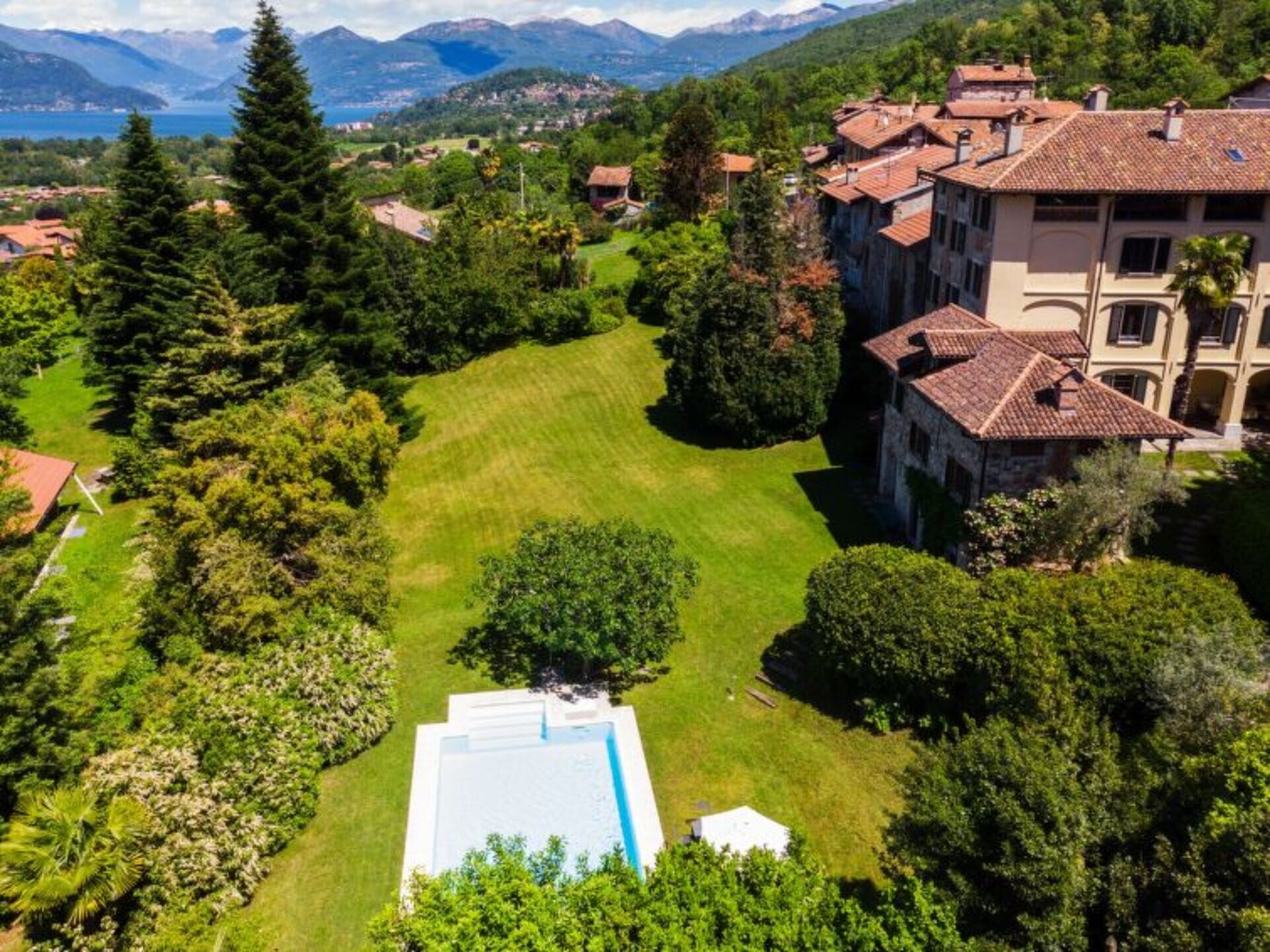 Property Image 2 - Rent Your Own Luxury Villa with 5 Bedrooms, Lake Maggiore Villa 1013