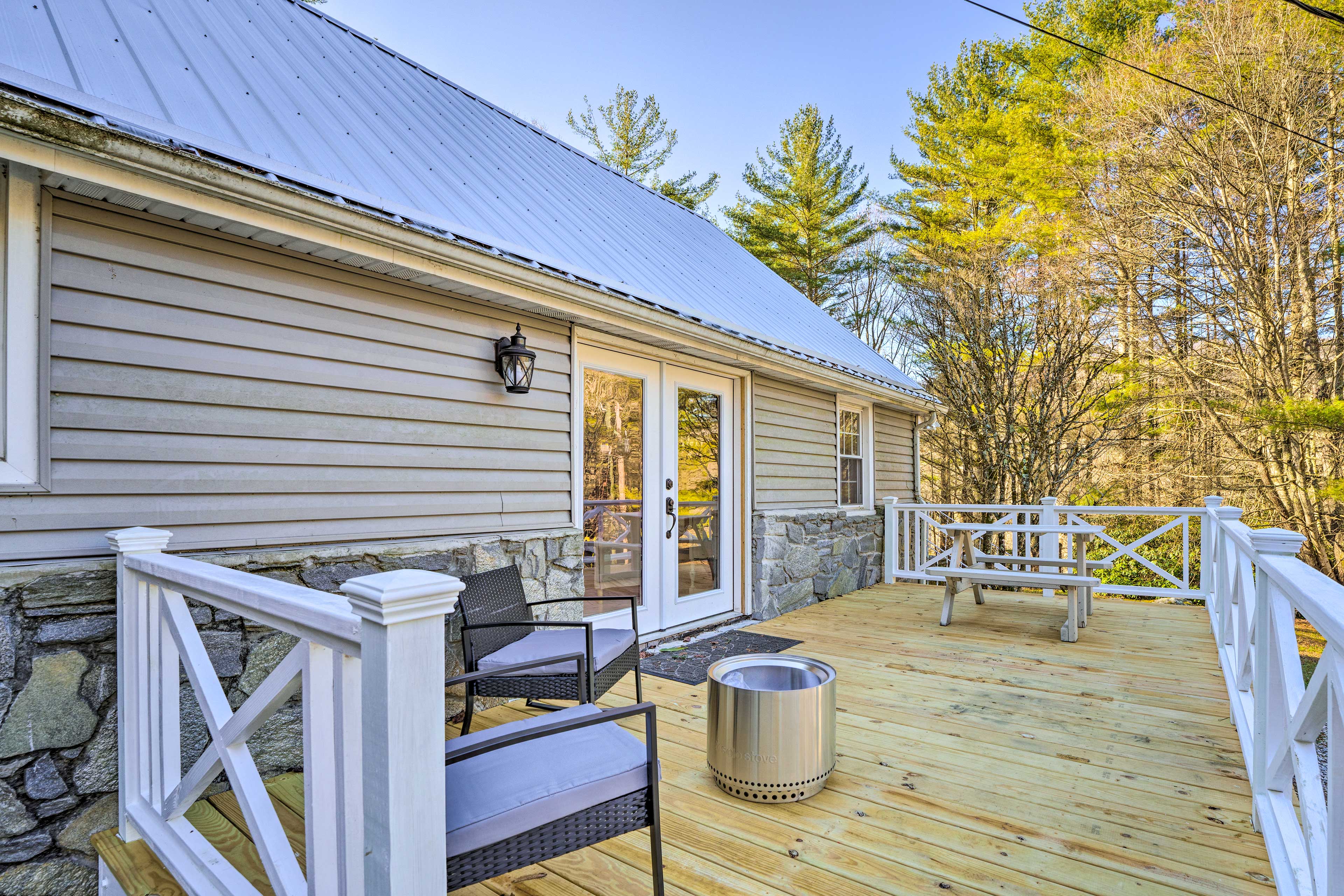 Property Image 2 - Spacious Newland Home w/ Deck + Views