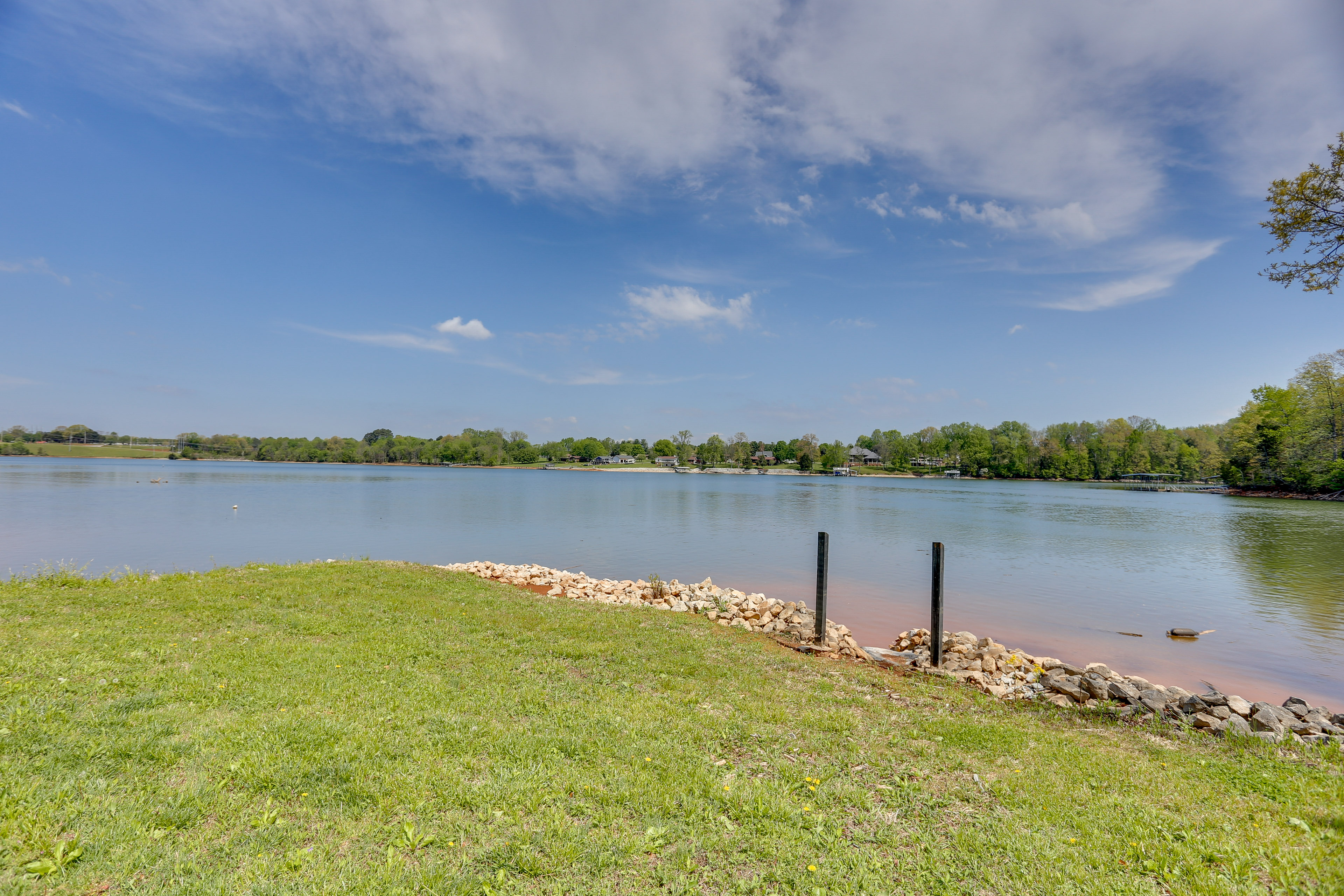 Modern Luxury Retreat: Walk to Tims Ford Lake!