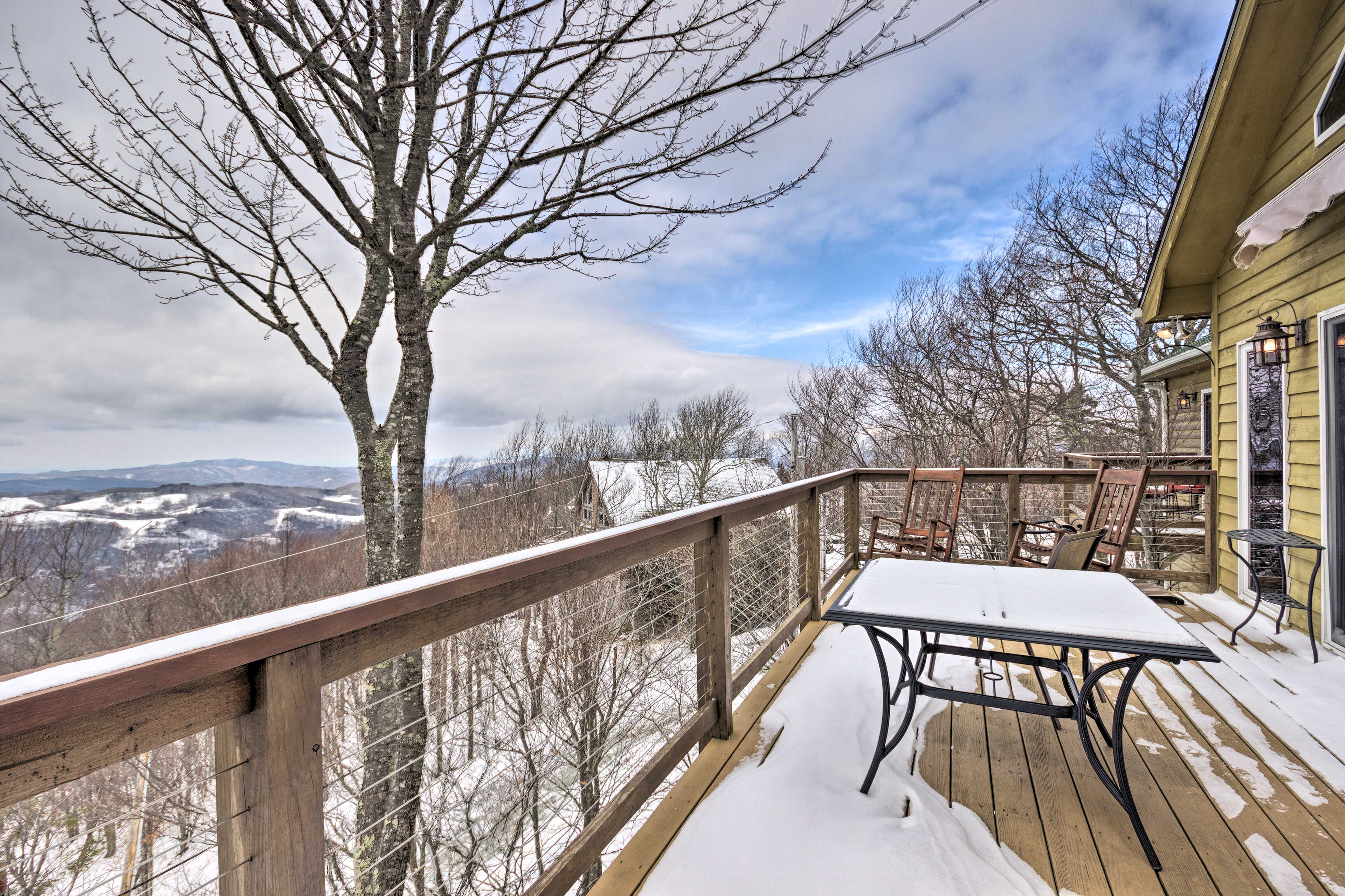 Property Image 2 - Beech Mountain Retreat w/ Open Deck: 2 Mi to Ski!