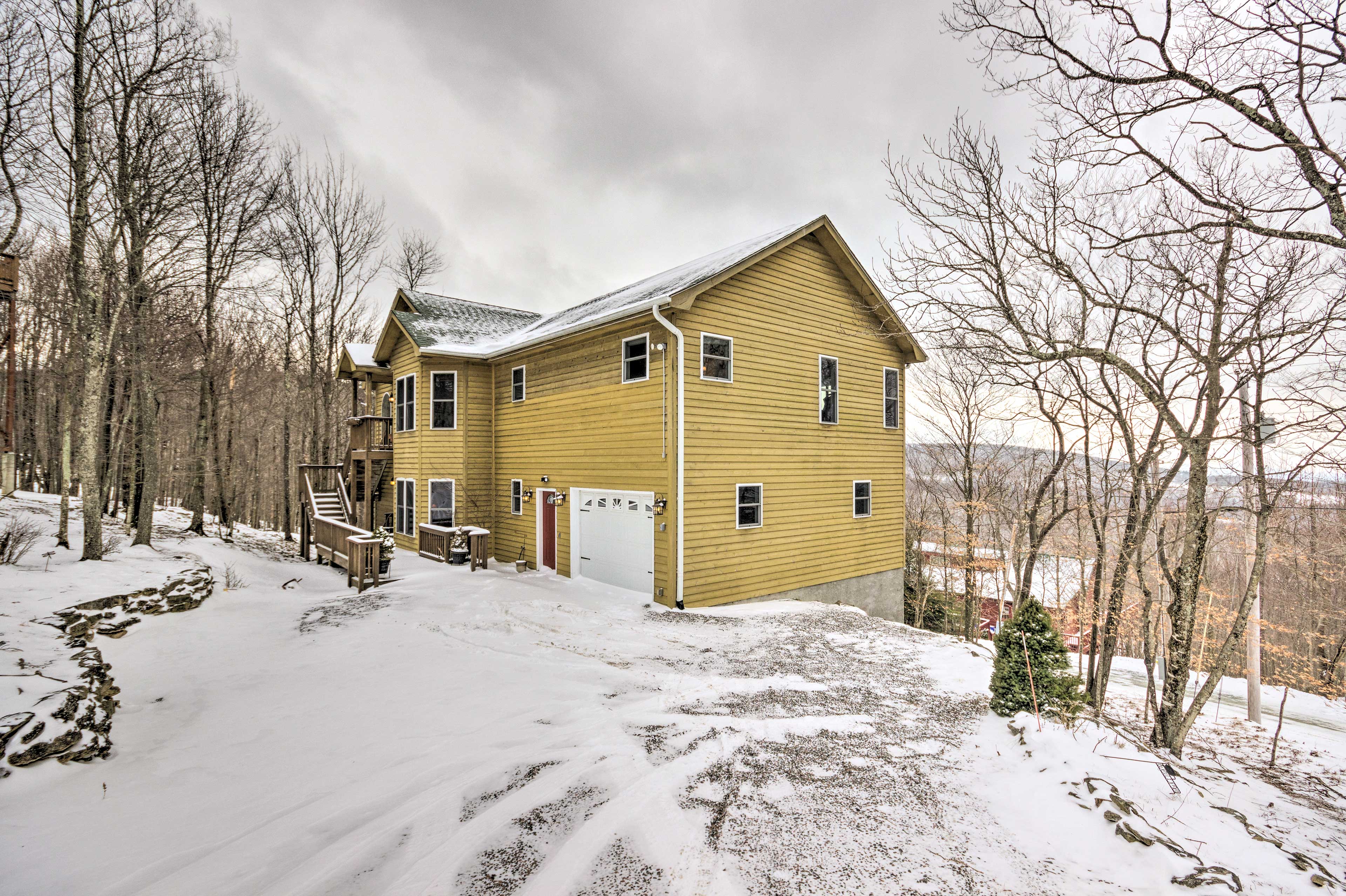 Property Image 1 - Beech Mountain Retreat w/ Open Deck: 2 Mi to Ski!