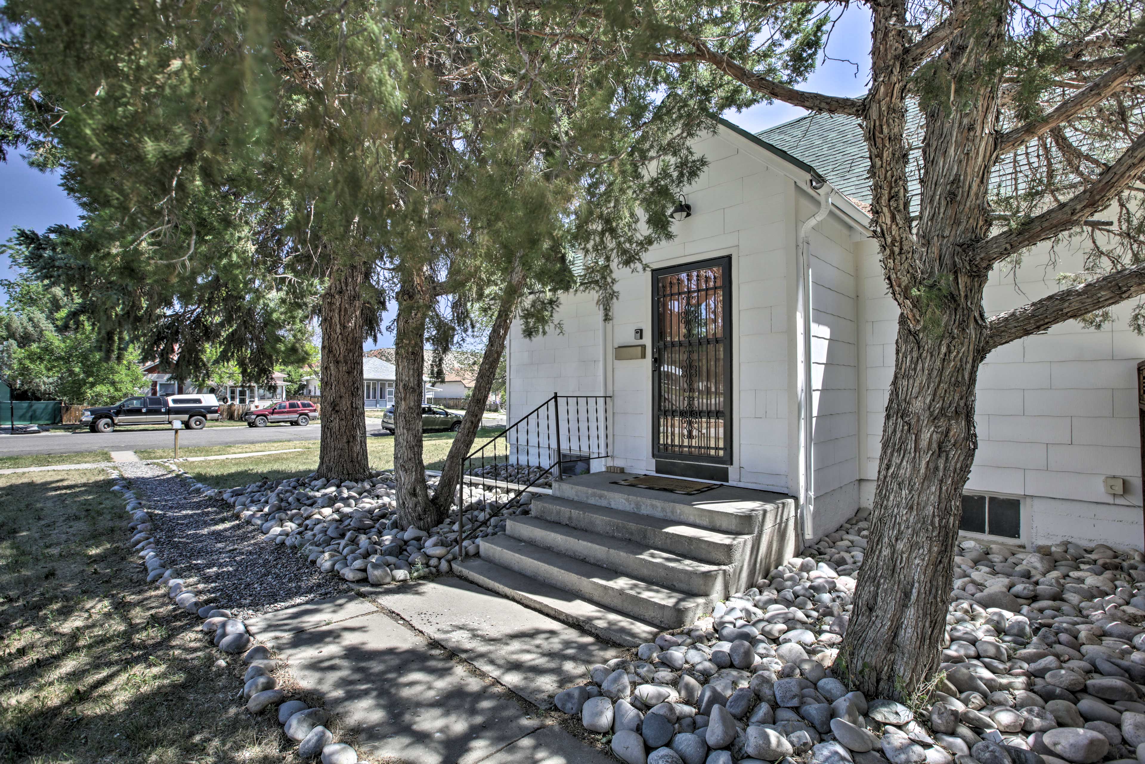 Beautiful Thermopolis Home w/ Private Yard & Grill