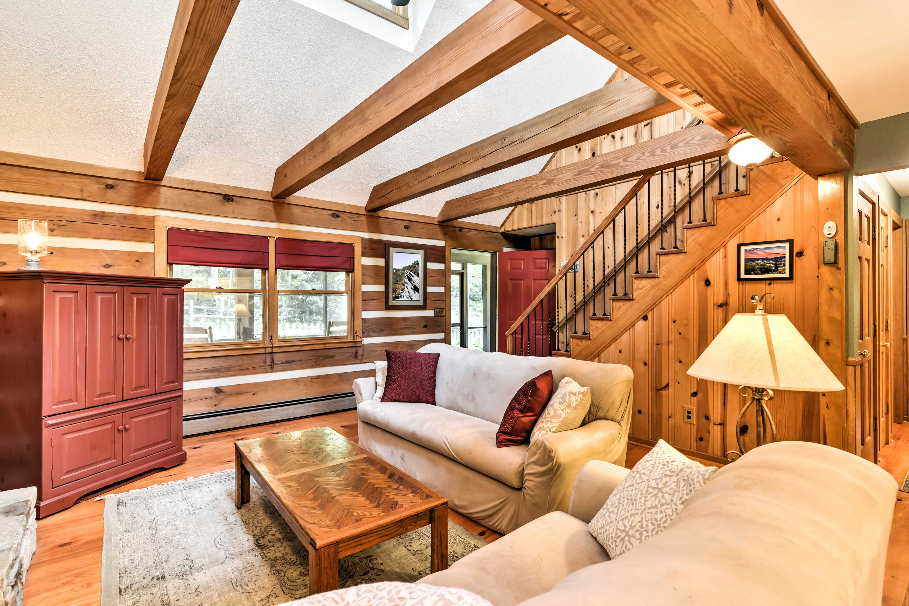 Black Mountain Cabin w/ Screened Porch + Views!