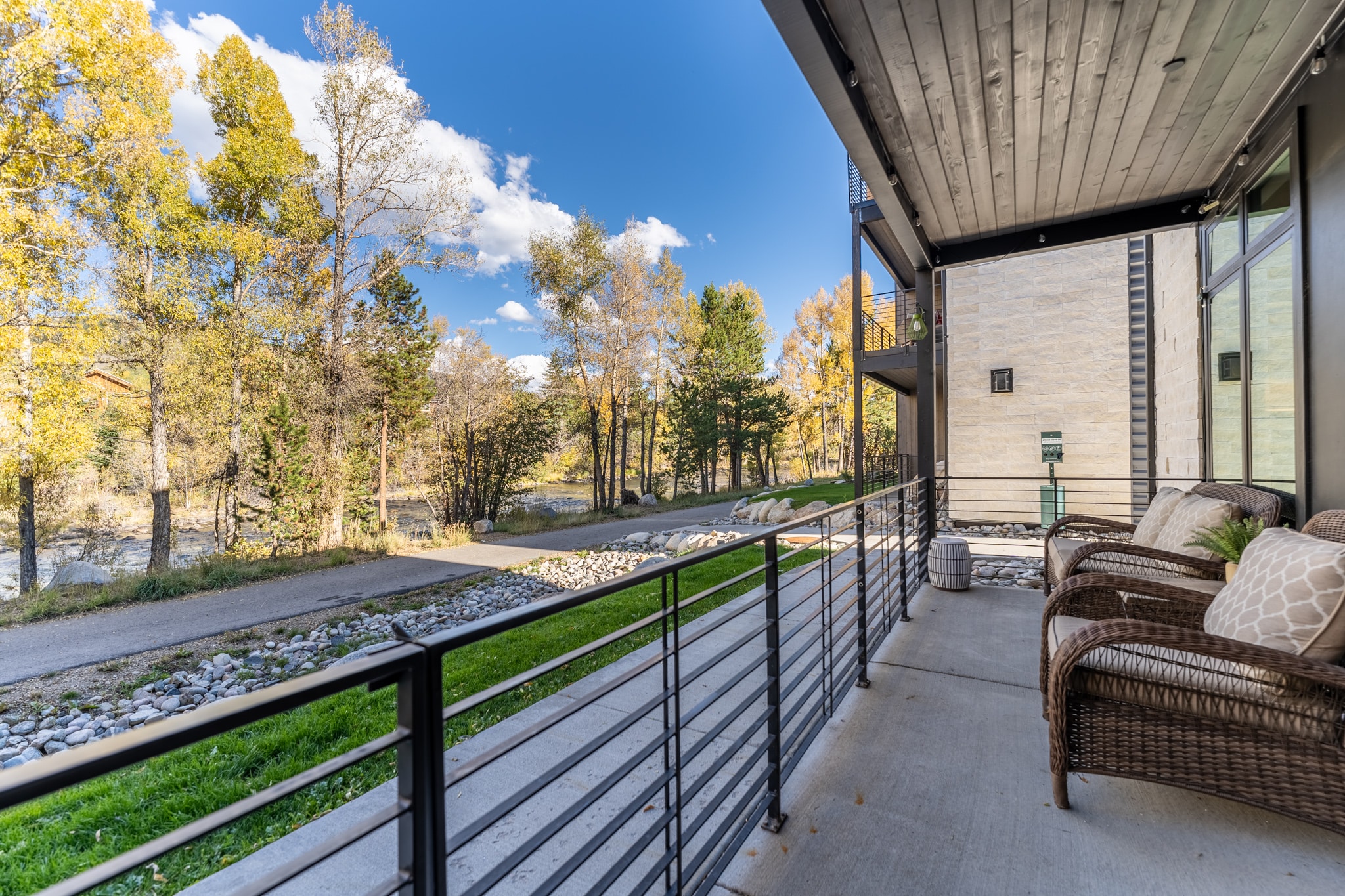 Balcony offering seating and a gas grill with views of Snake River.