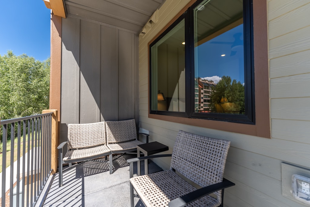 Balcony offering outdoor furnishings and mountain views.