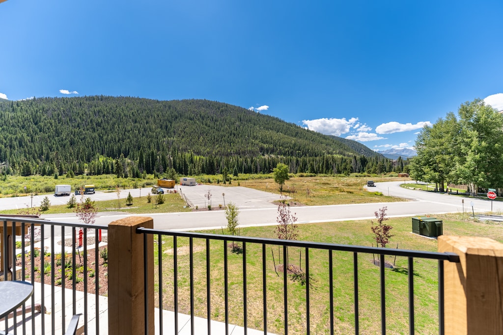Balcony offering outdoor furnishings and mountain views.