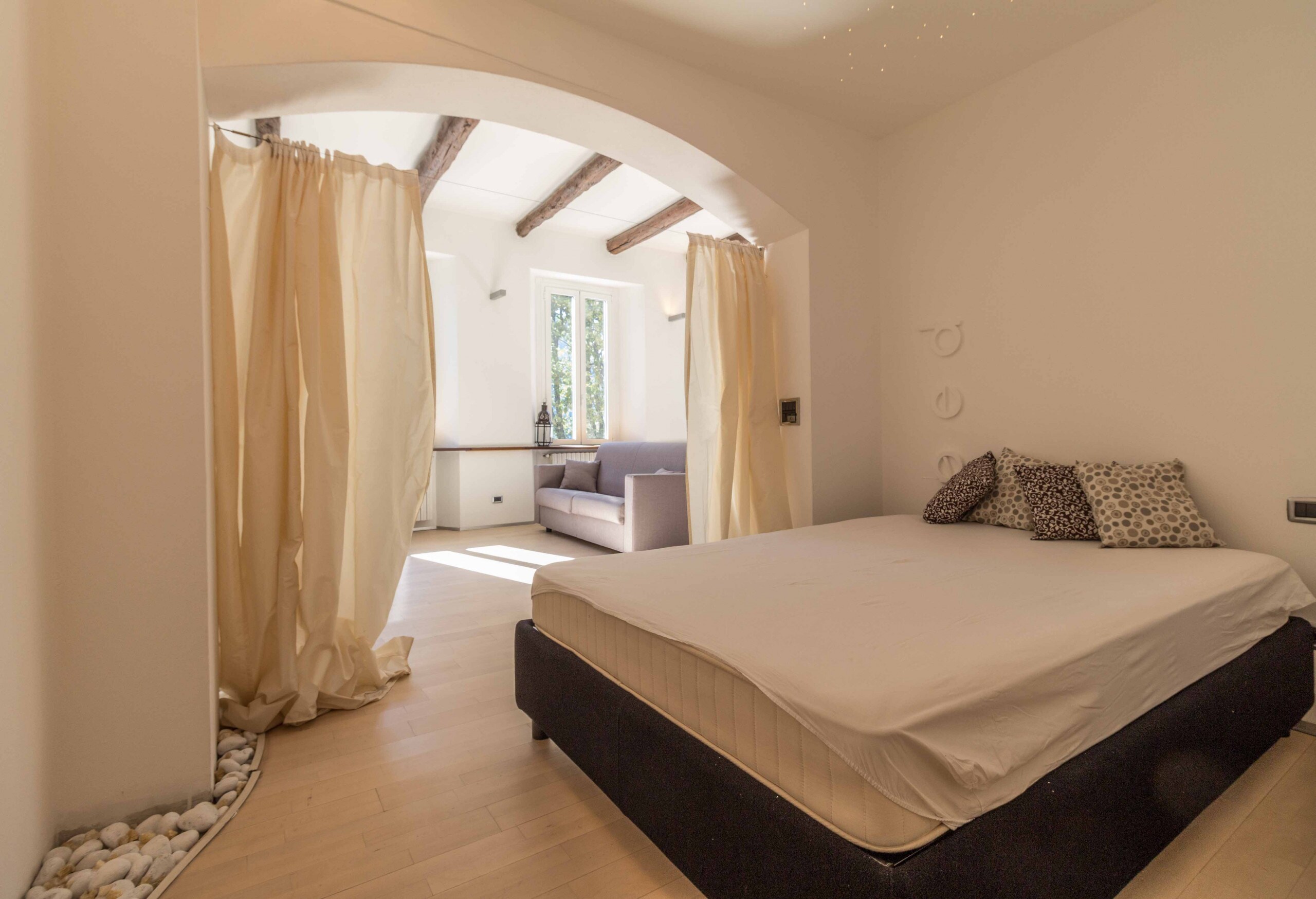sleeping area Lungolago Holiday Home - Affitti Brevi Italia lake view modern design free wifi
