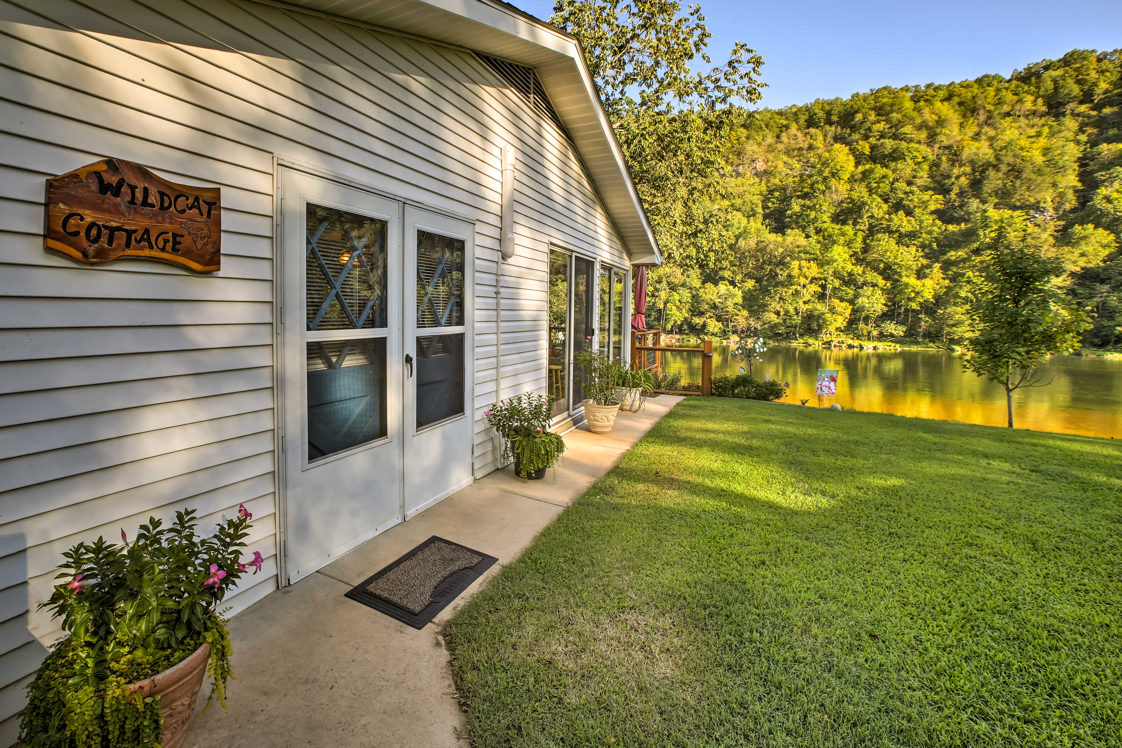 Cozy Waterfront Cottage w/ Deck on White River!