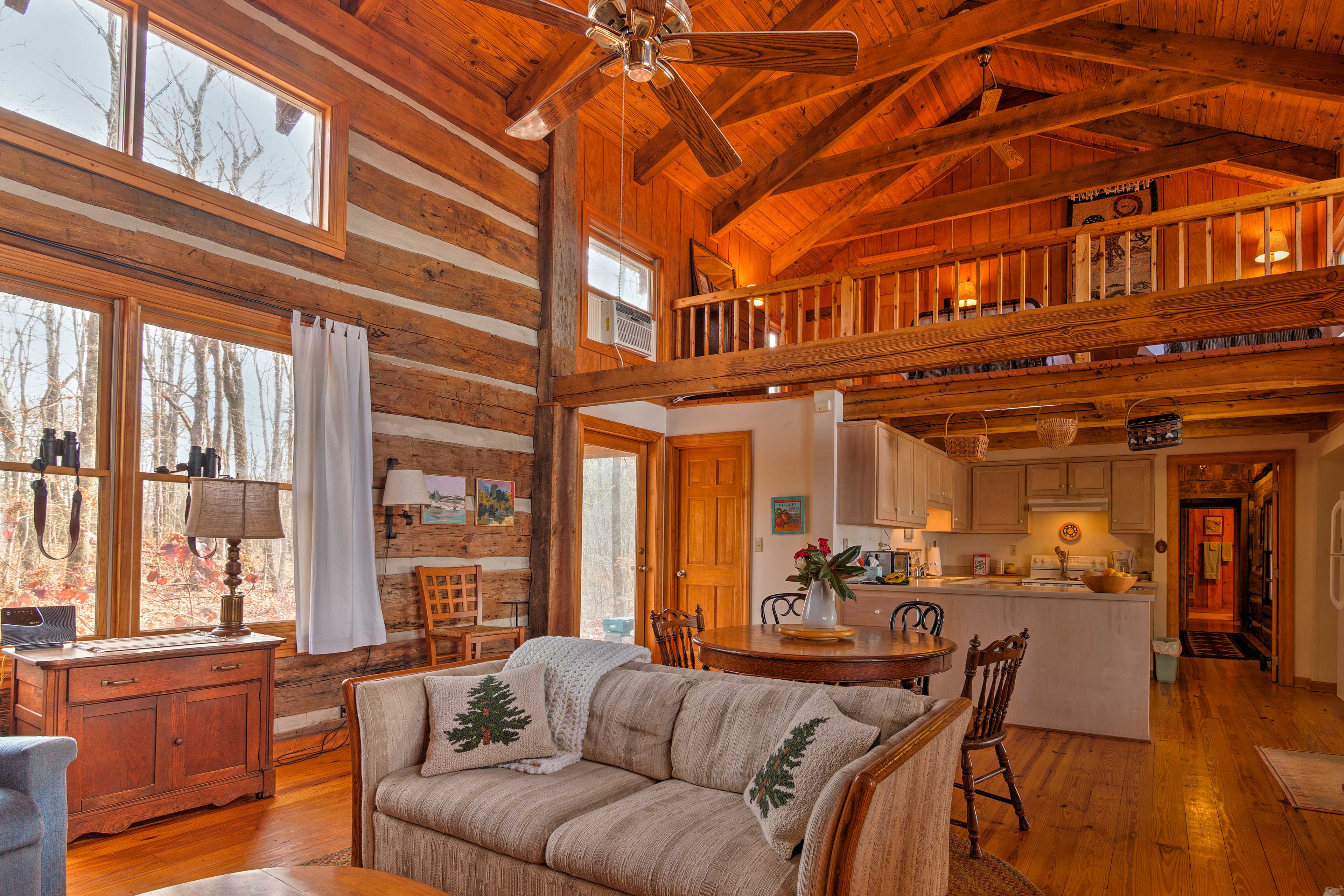 Cozy Cumberland Mountain Cabin w/ Stunning Views!