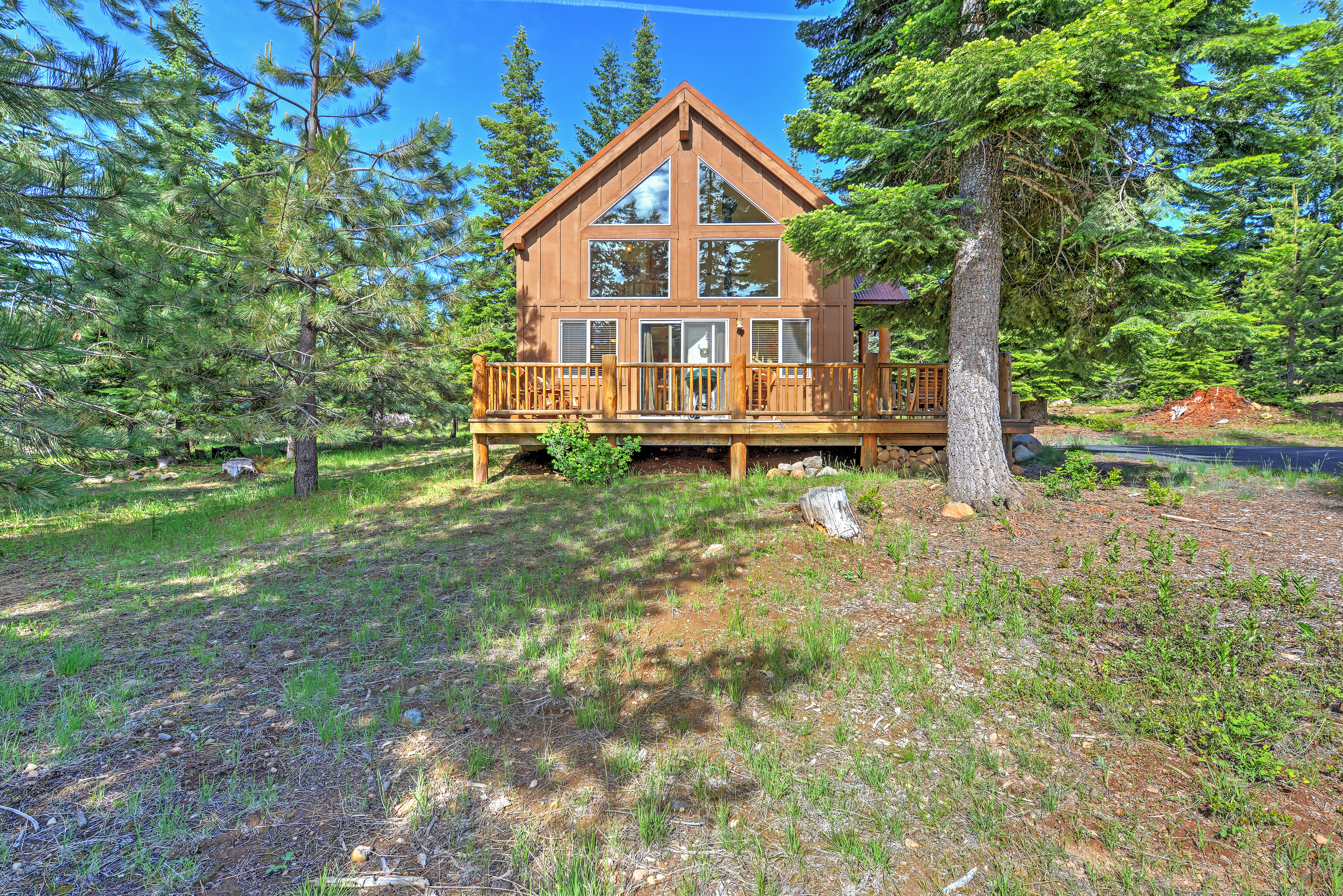 Property Image 1 - Bright Klamath Falls Cabin w/ Deck & Mtn Views!