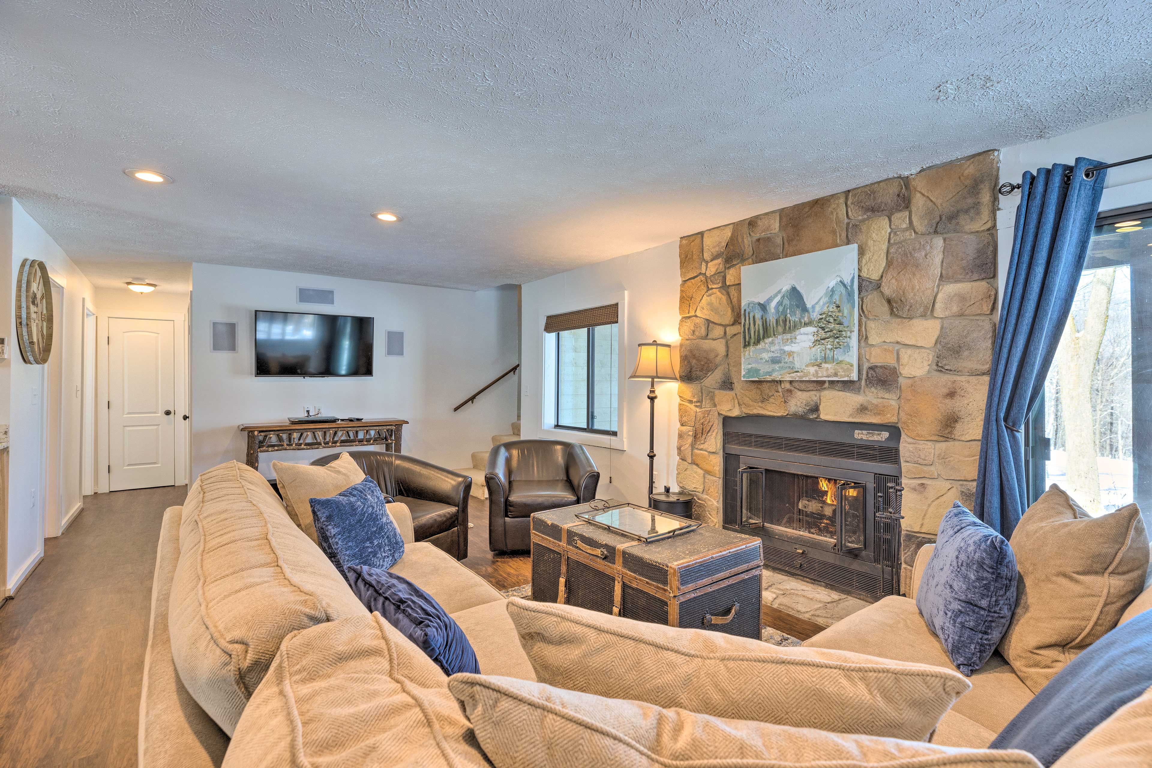 Bright Wintergreen Resort Home; Deck & Grill!