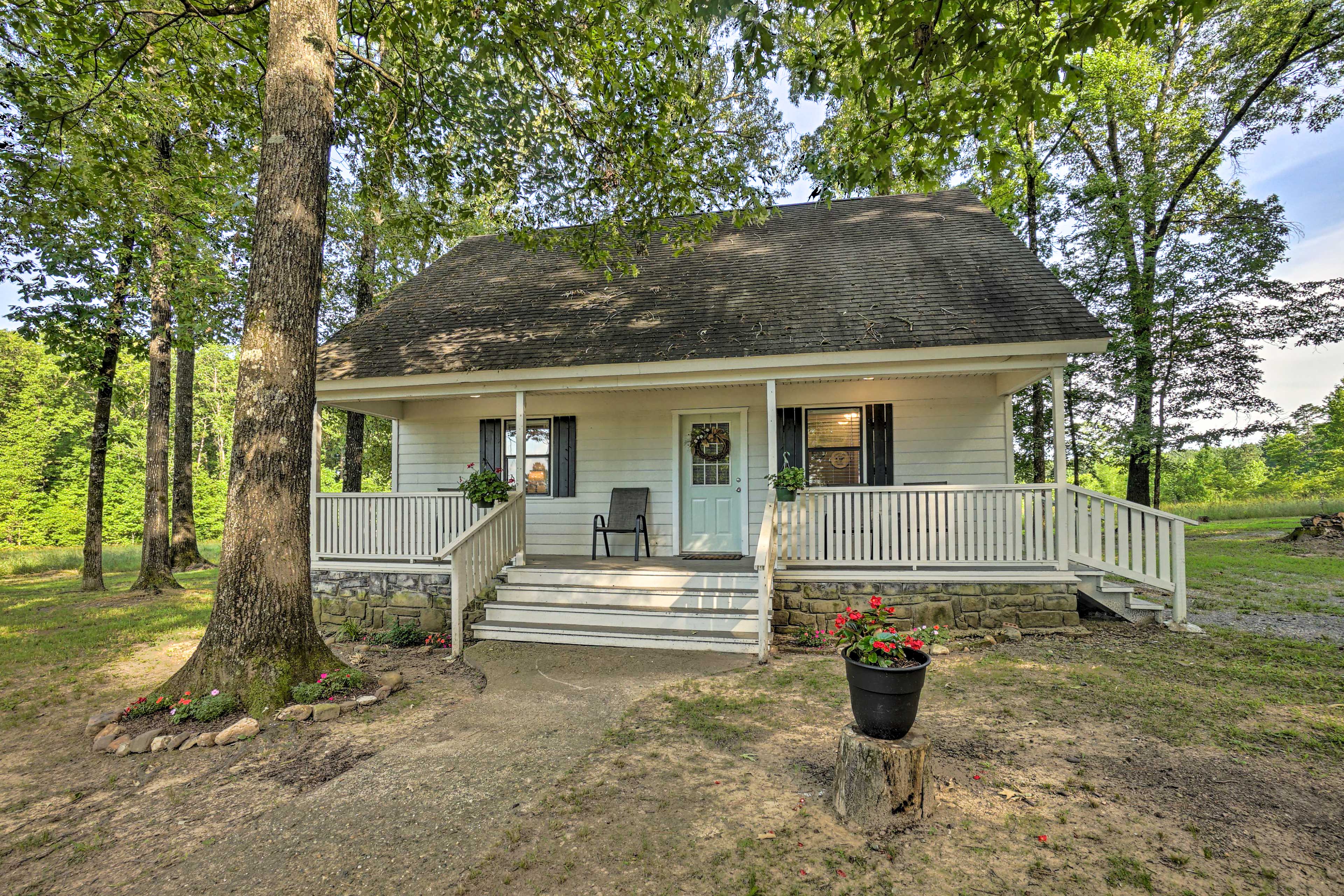 Property Image 1 - Peaceful Broken Bow Cottage w/ Fire Pit!