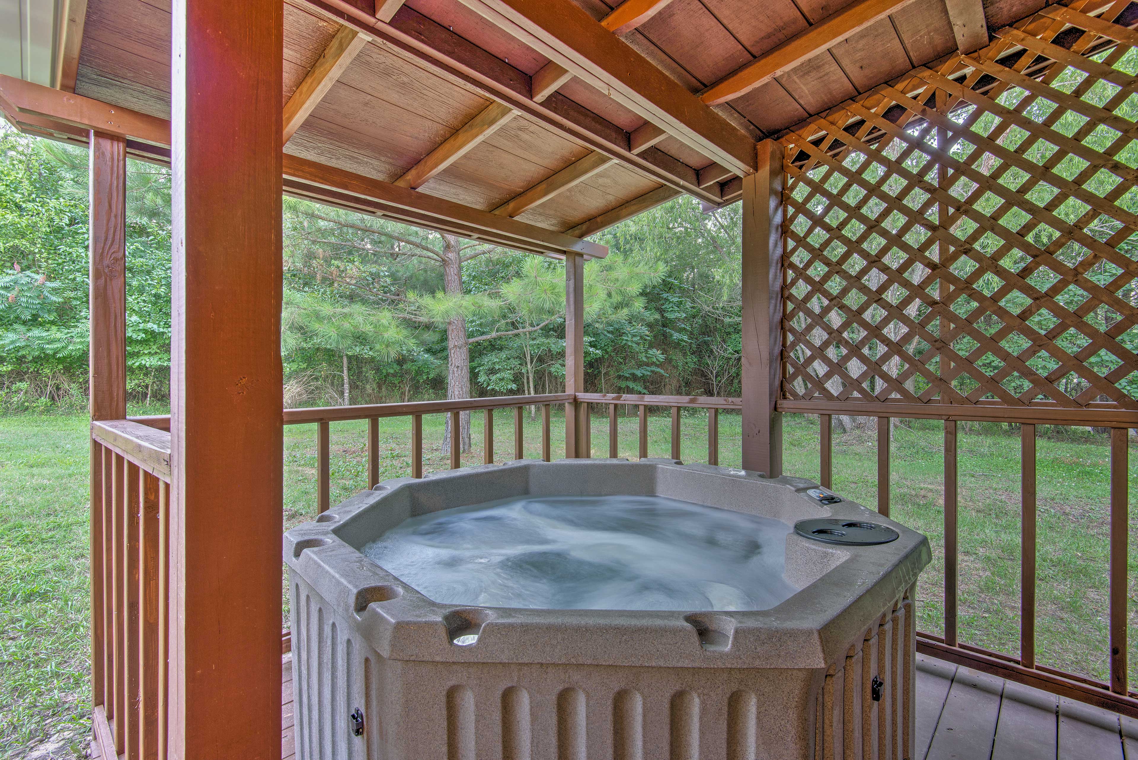 Property Image 2 - Broken Bow ’Starlight Cabin’ w/ Private Hot Tub!