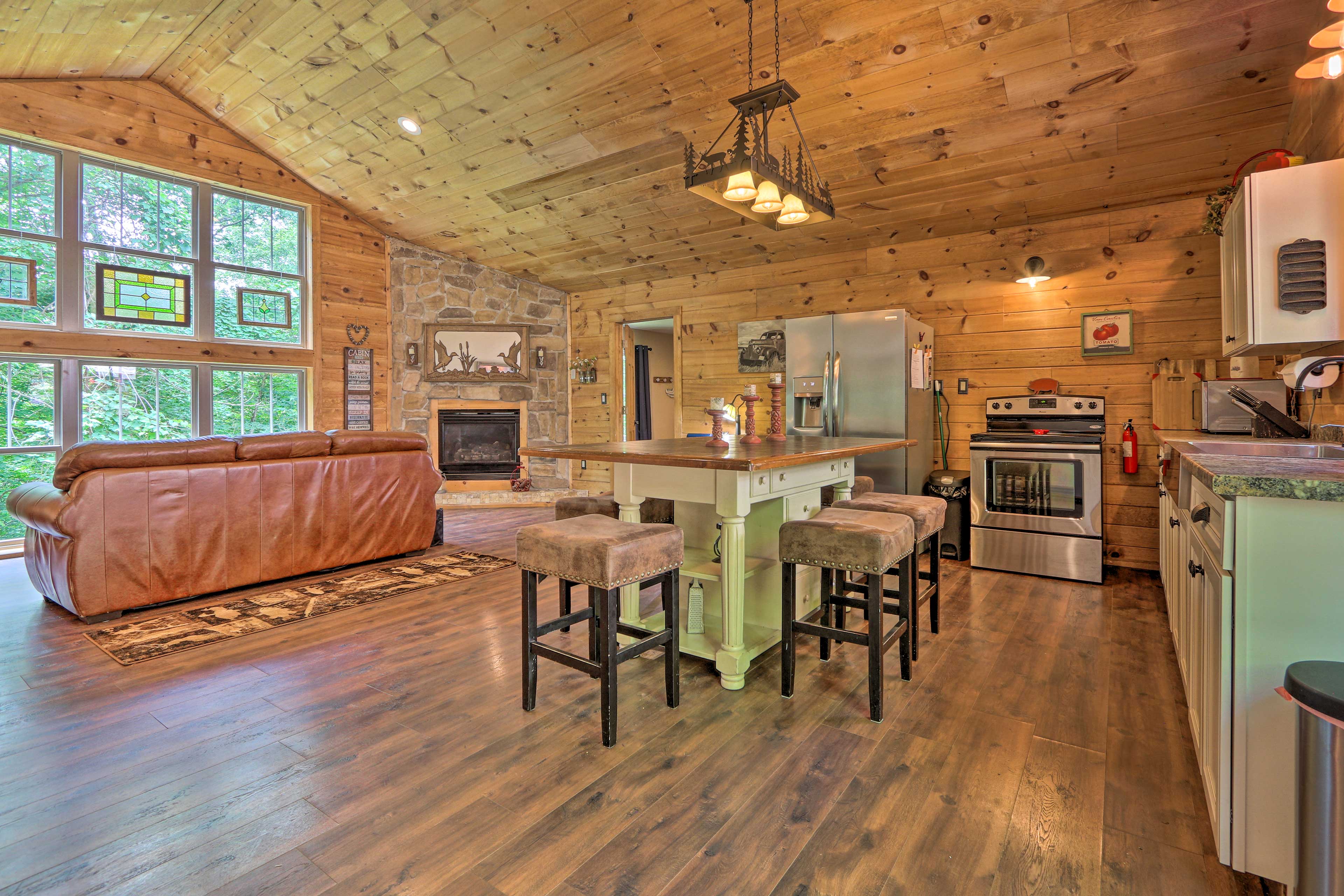 Butler Cabin on 19 Acres w/ Hot Tub & Fire Pit!