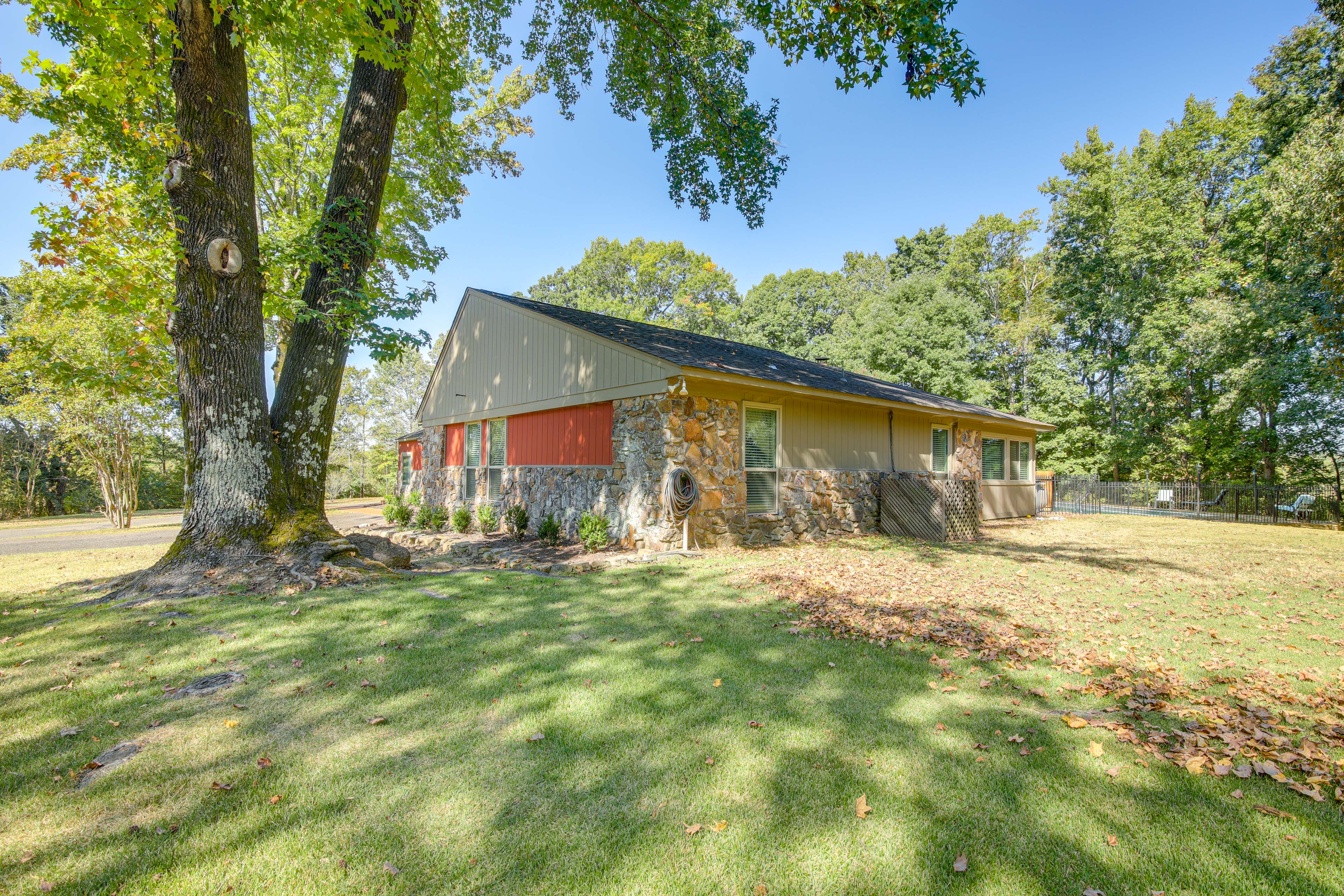 Sunroom, Fire Pit + Sauna: Lake Locust Village Gem
