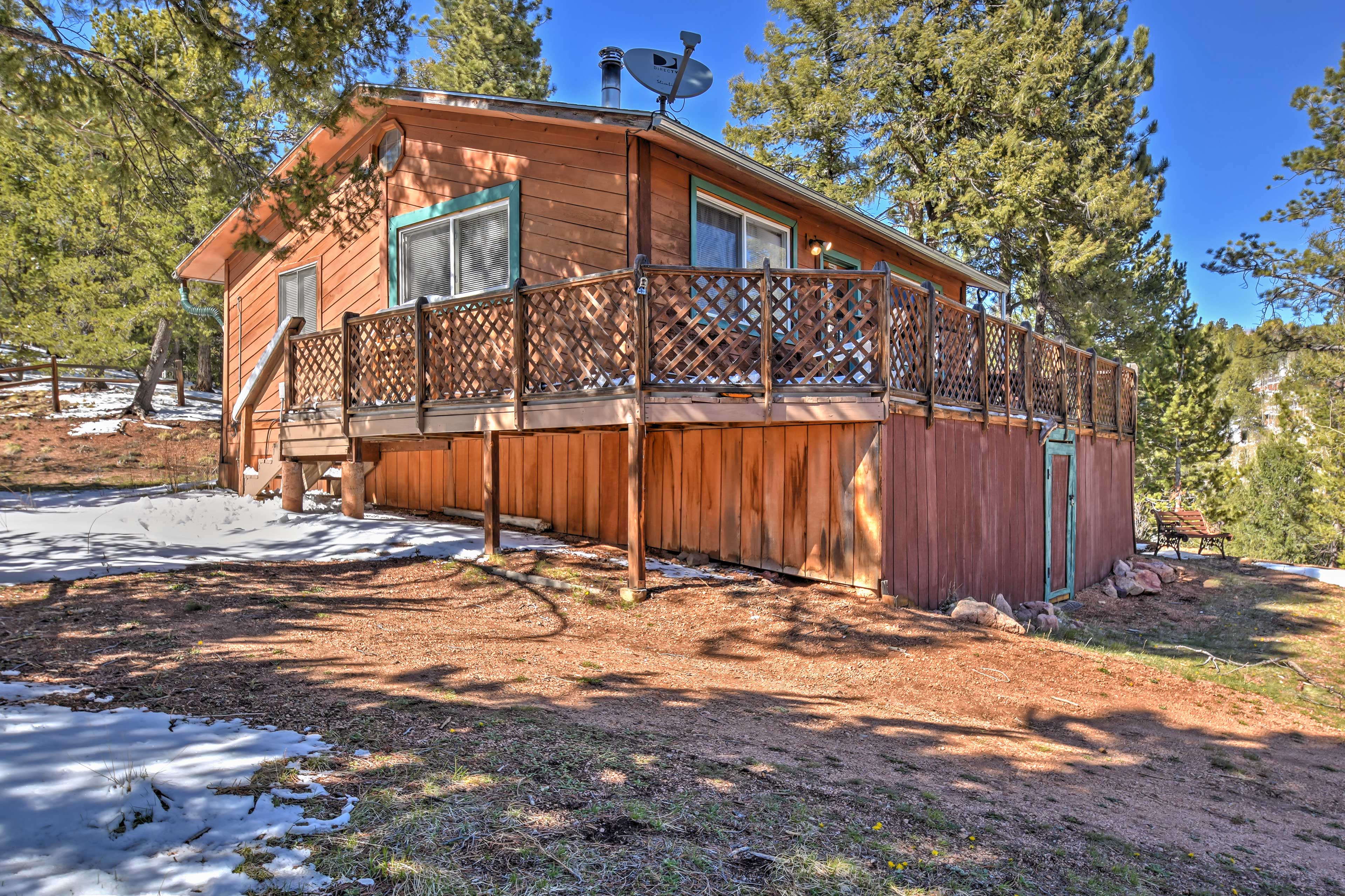 Cabin w/ Mtn Views - 5 Mi to Mueller State Park!
