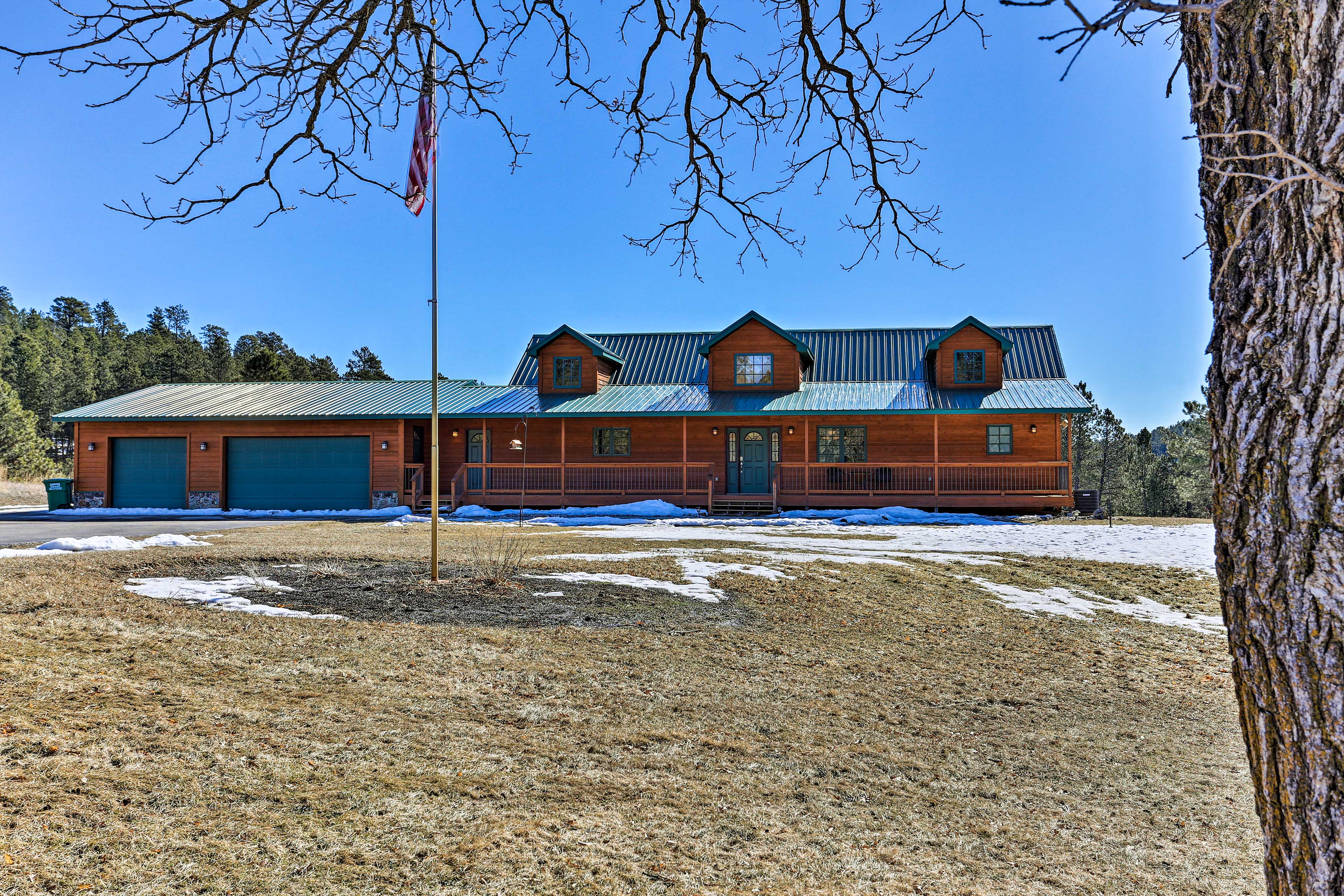 Cabin w/ Deck & Fire Pit, 9 Mi to Mt Rushmore!